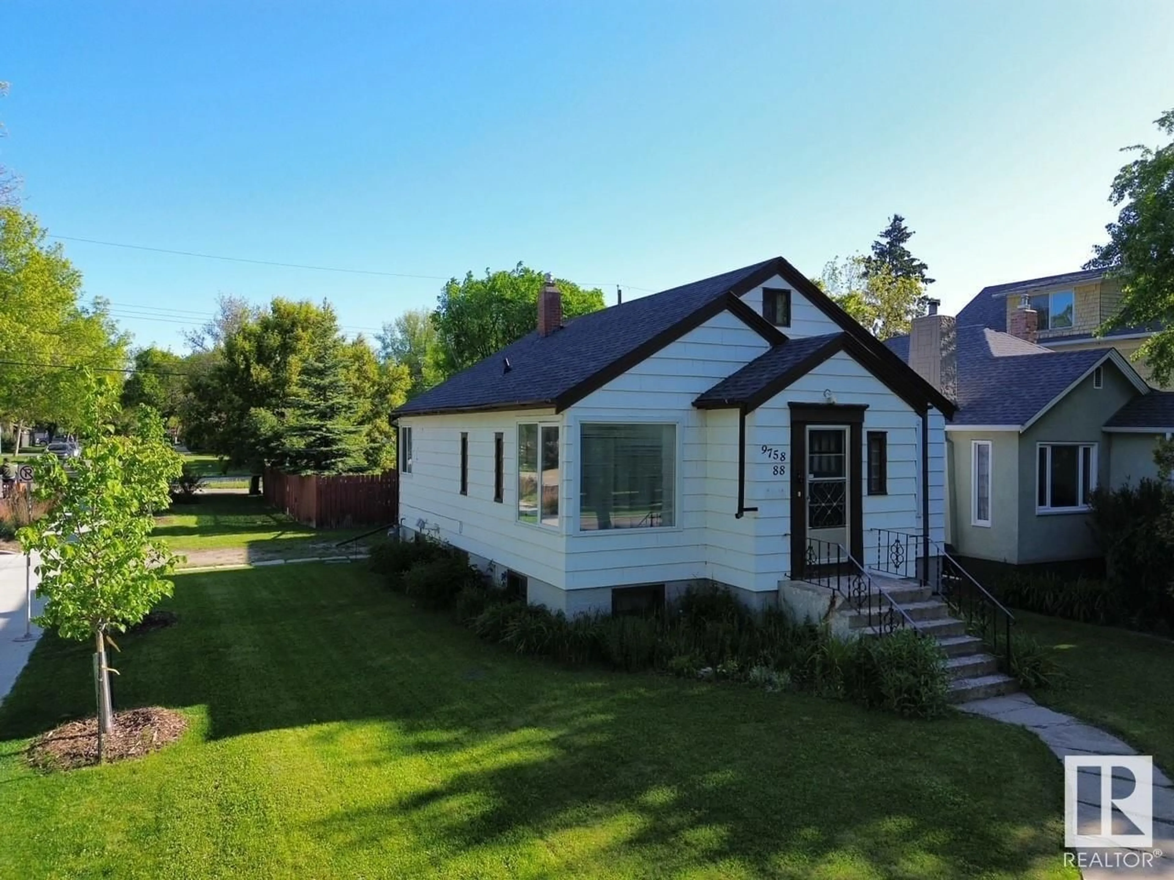 Outside view for 9758 88 AV NW, Edmonton Alberta T6E2P9