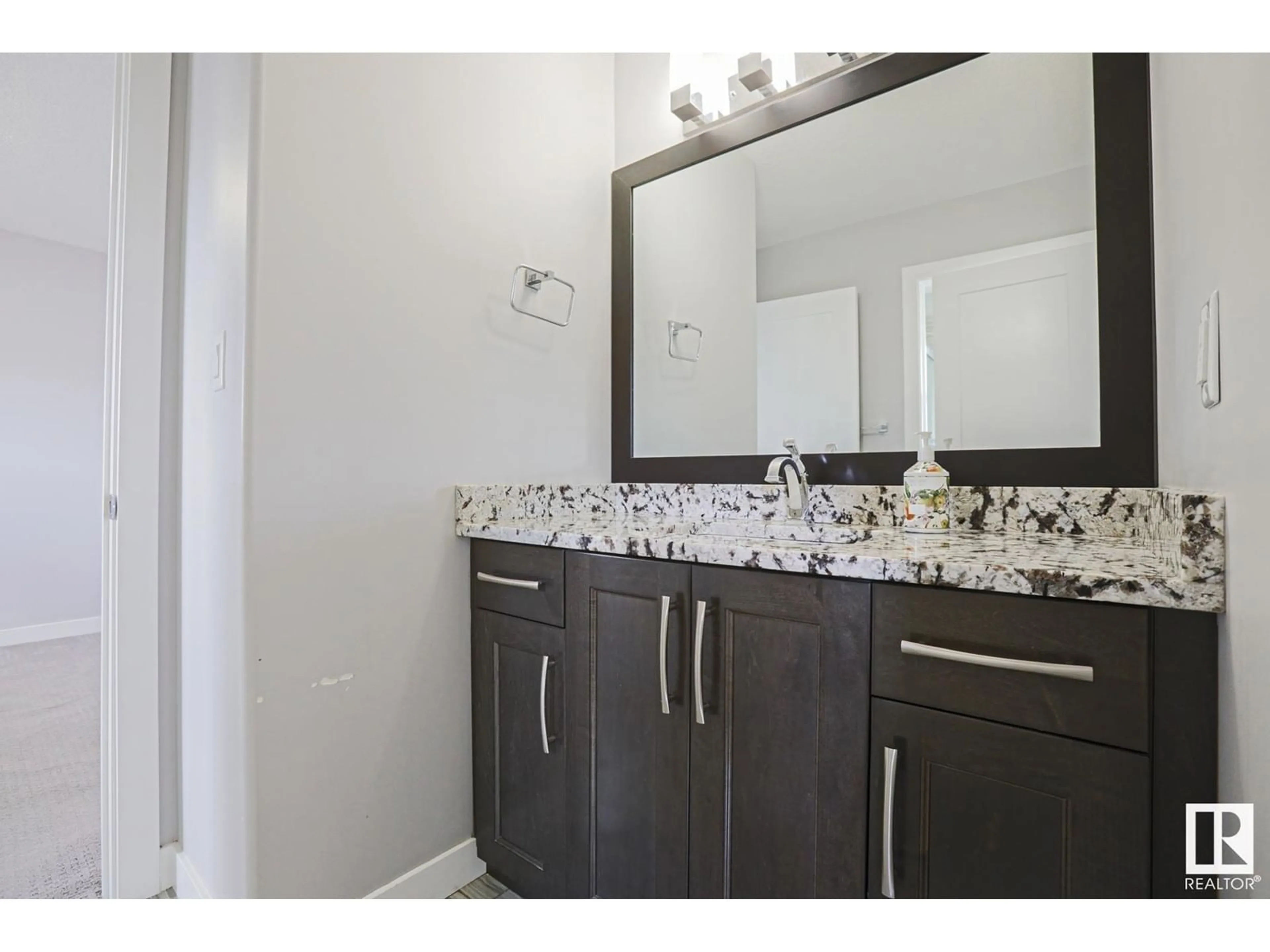 Standard bathroom for 2618 21A AV NW, Edmonton Alberta T6T0Y5