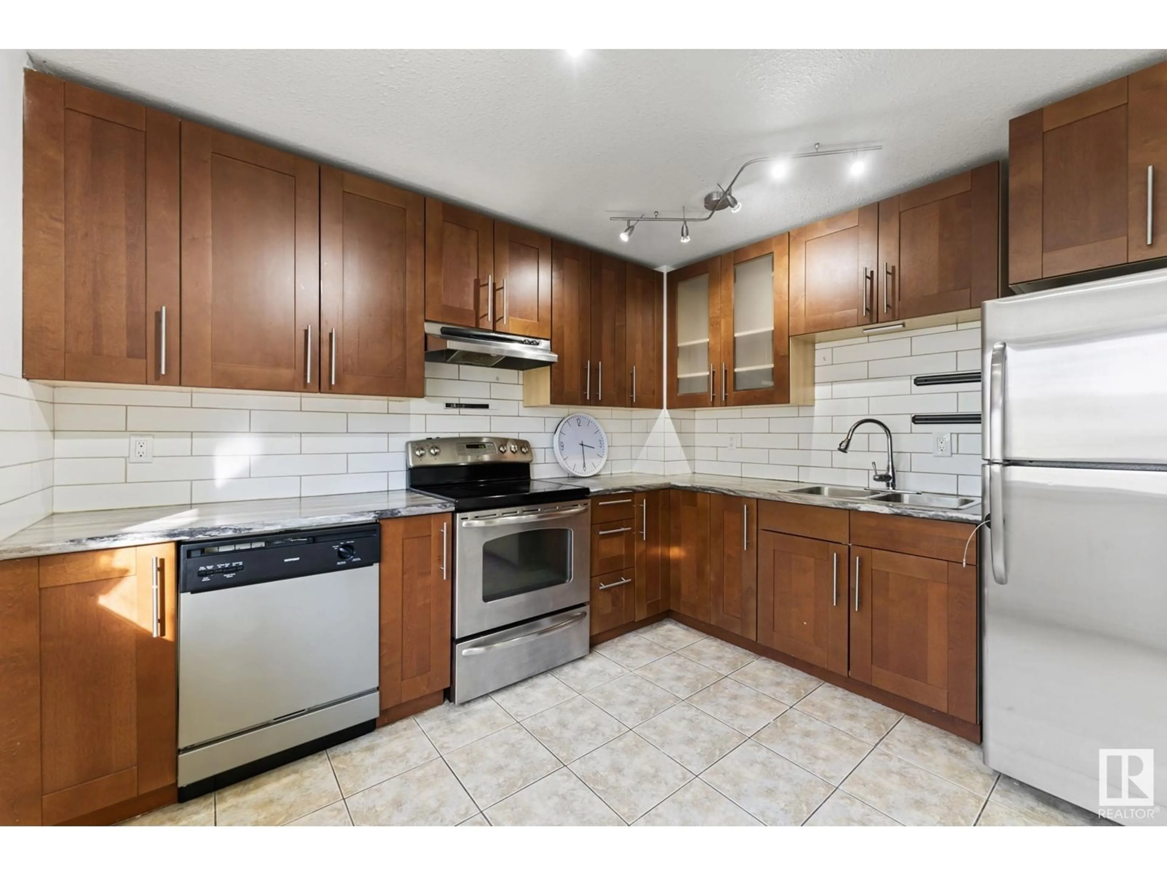 Standard kitchen for 3171 138 AV NW, Edmonton Alberta T5Y1R1