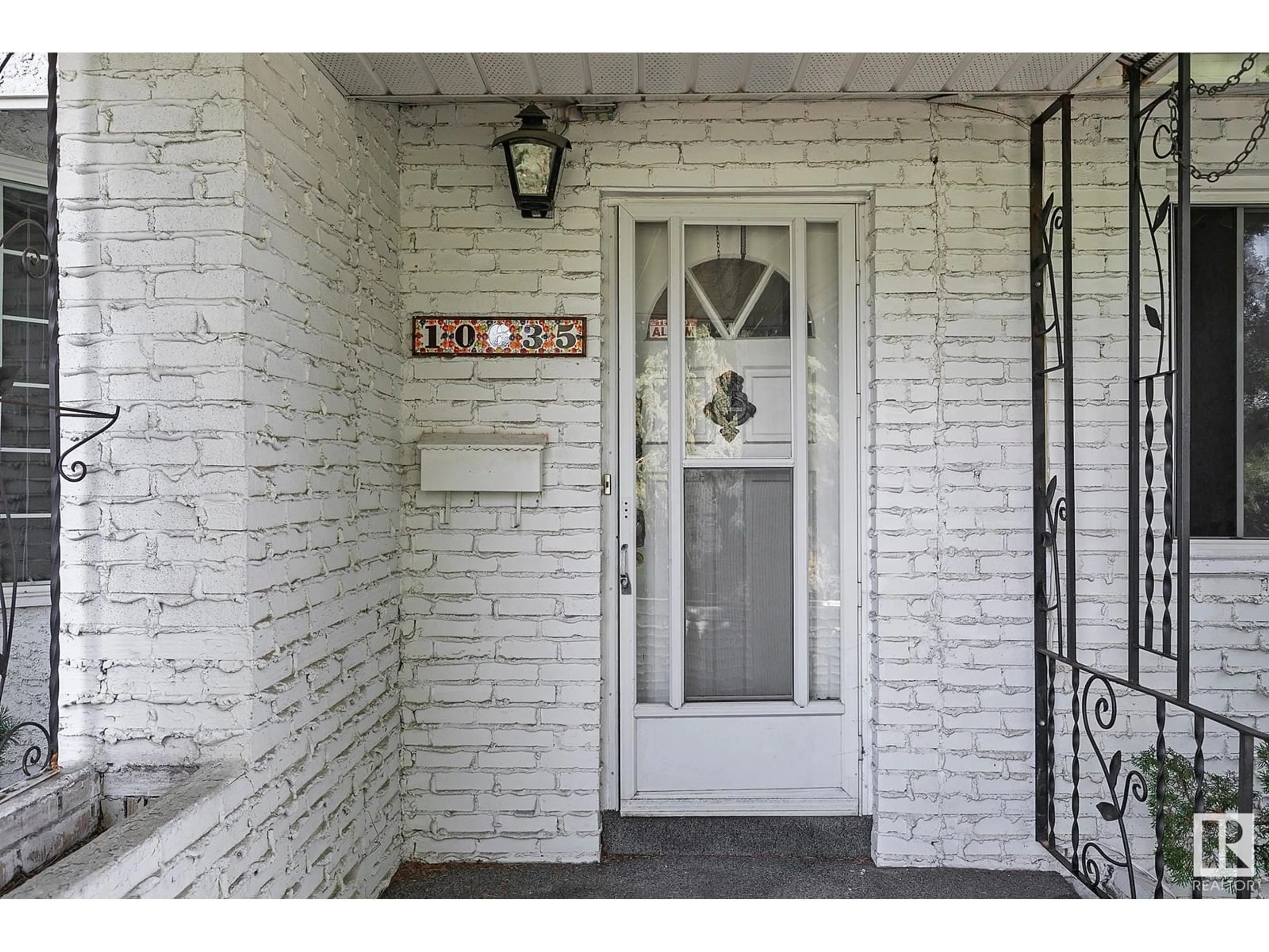 Indoor entryway for 10635 59 ST NW, Edmonton Alberta T6A2K5