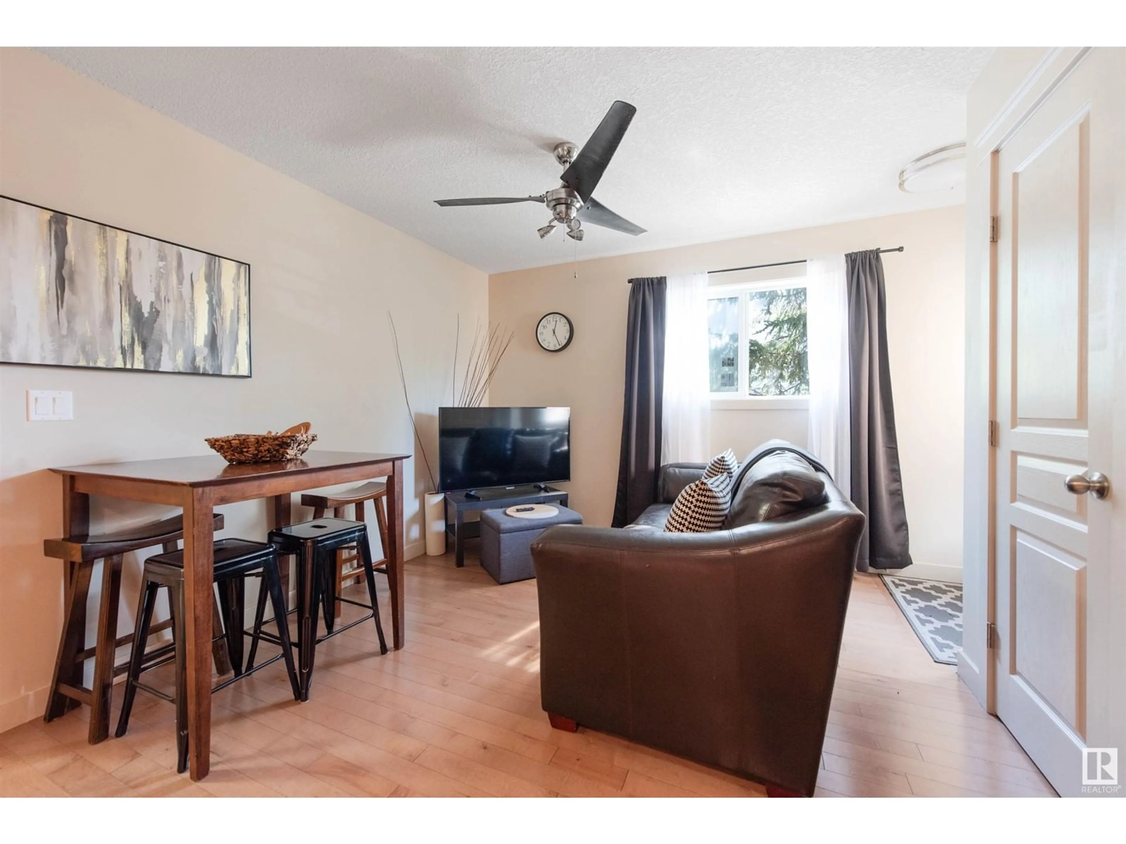 A pic of a room, wood floors for 11436 97 ST NW, Edmonton Alberta T5G1X5