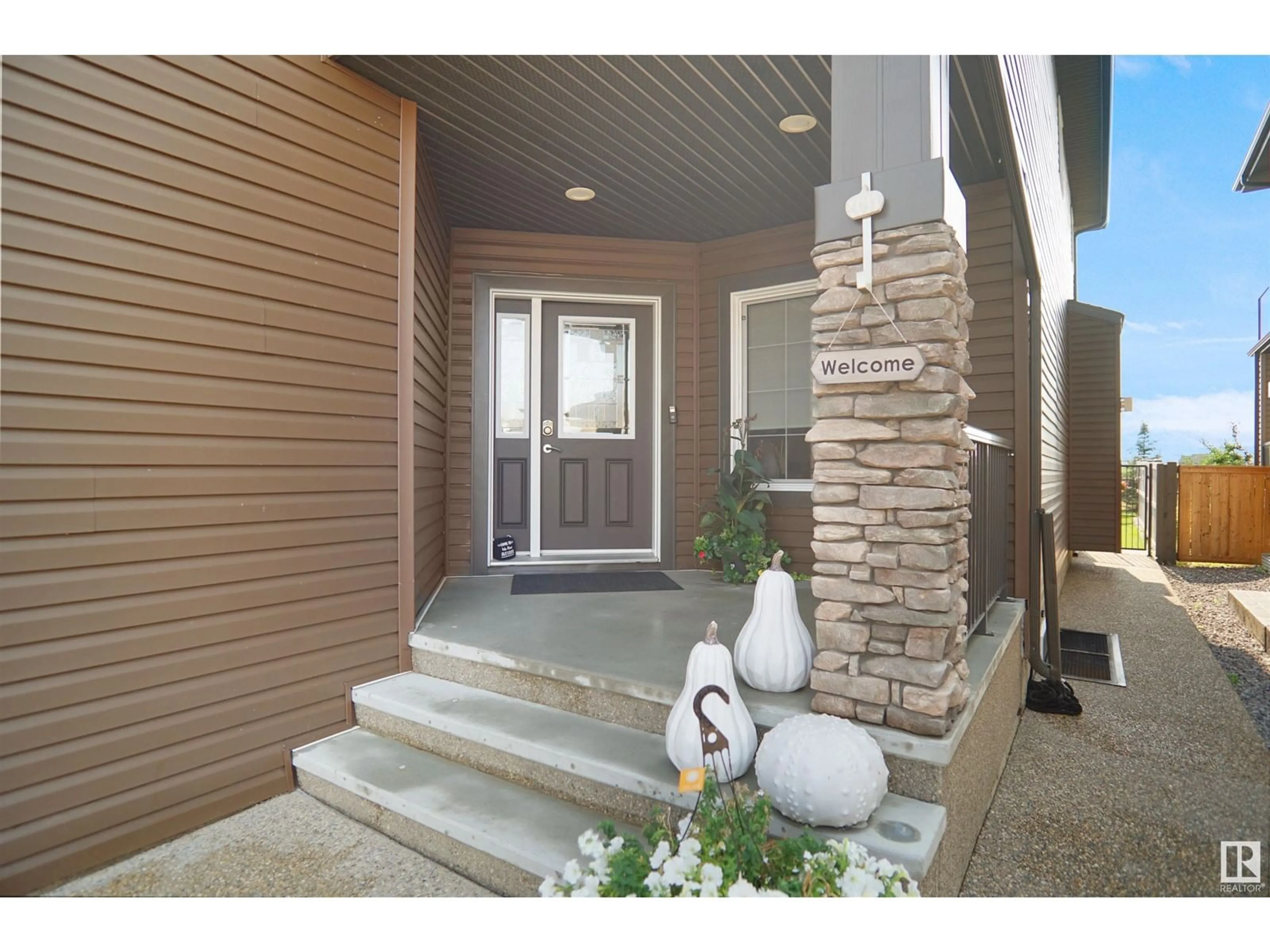 Indoor entryway, wood floors for 7527 173 AV NW, Edmonton Alberta T5Z0N6