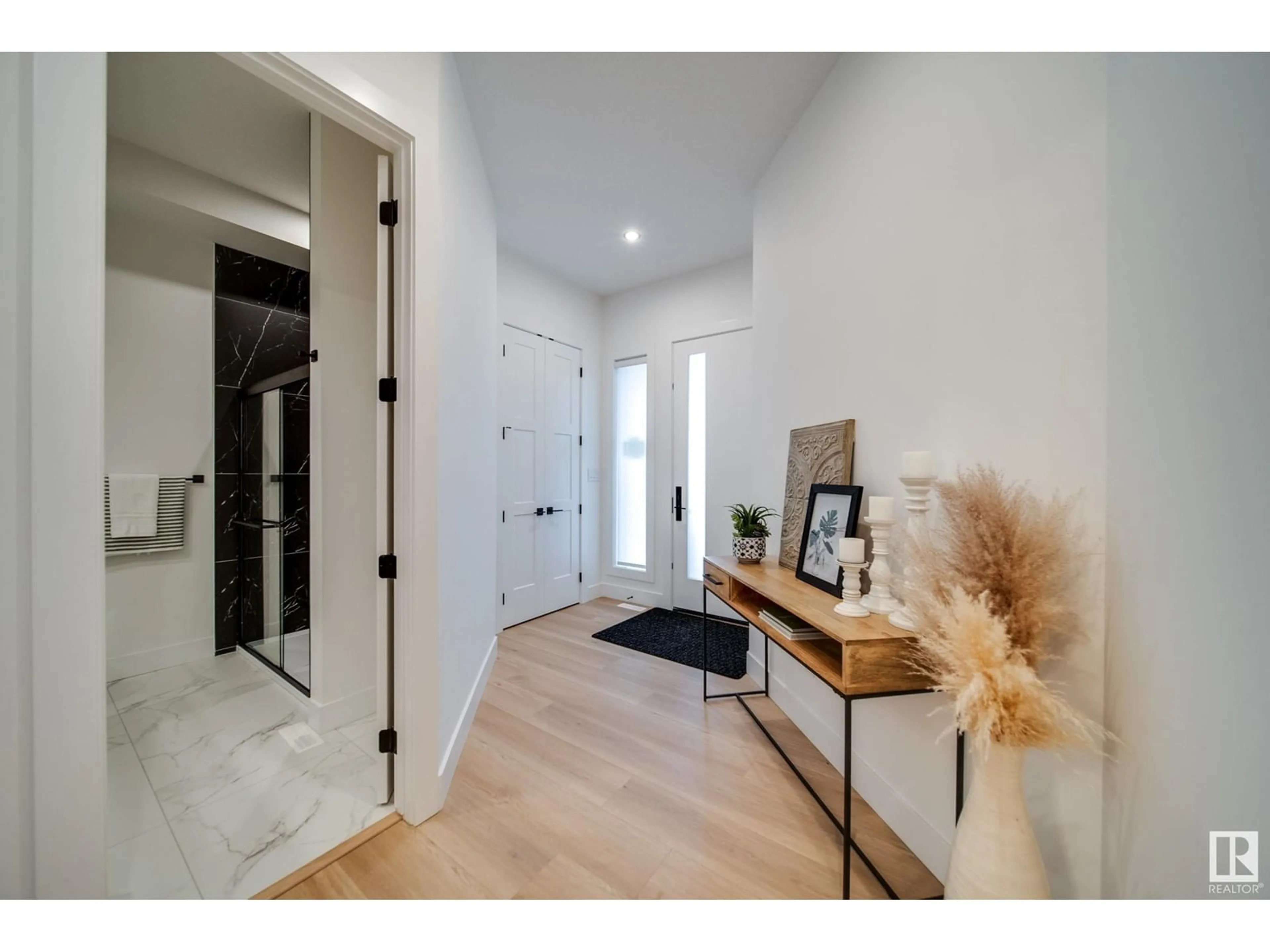 Indoor entryway, wood floors for #24 20425 93 AV NW, Edmonton Alberta T5T7C7