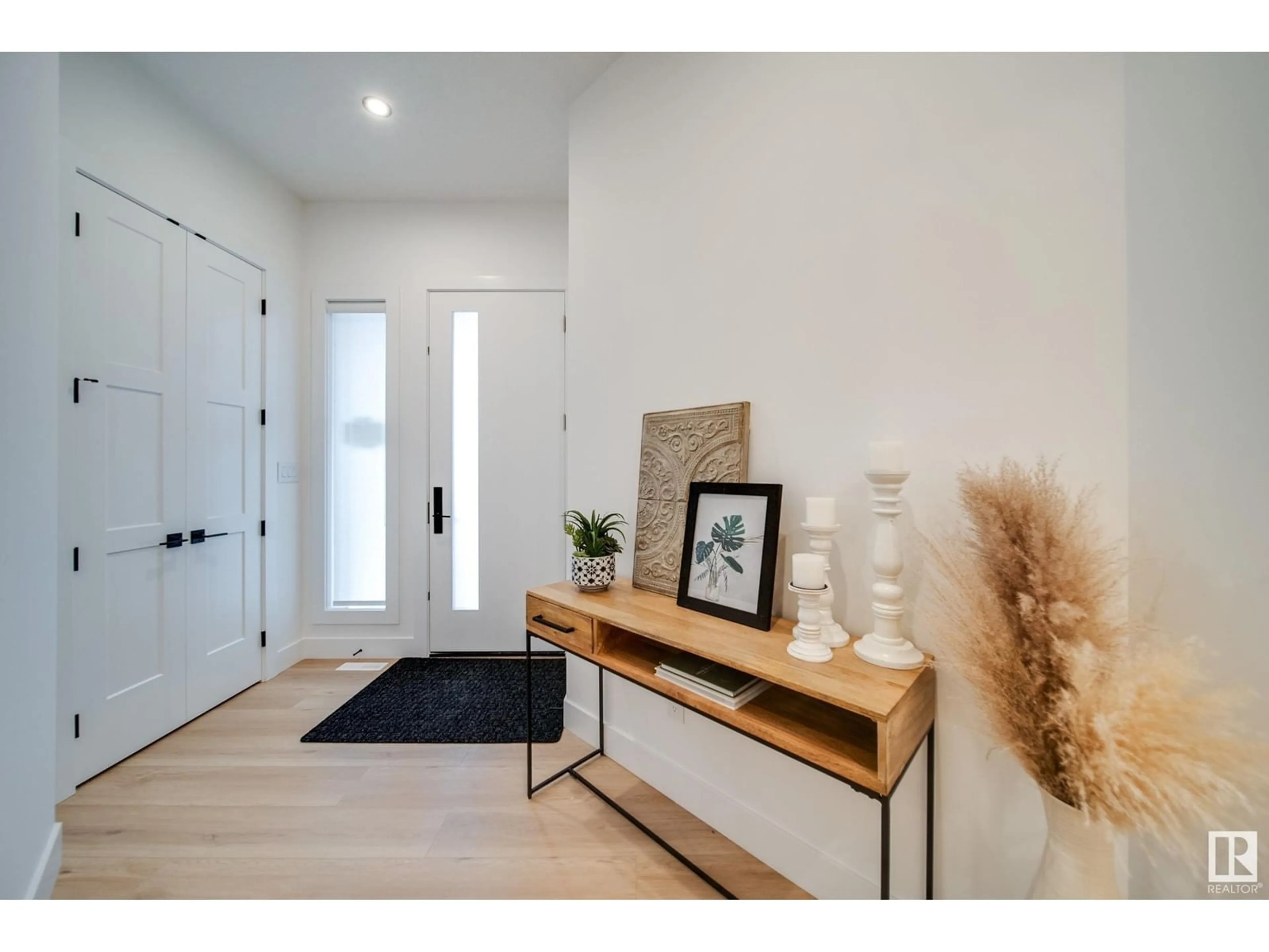 Indoor entryway, wood floors for #24 20425 93 AV NW, Edmonton Alberta T5T7C7