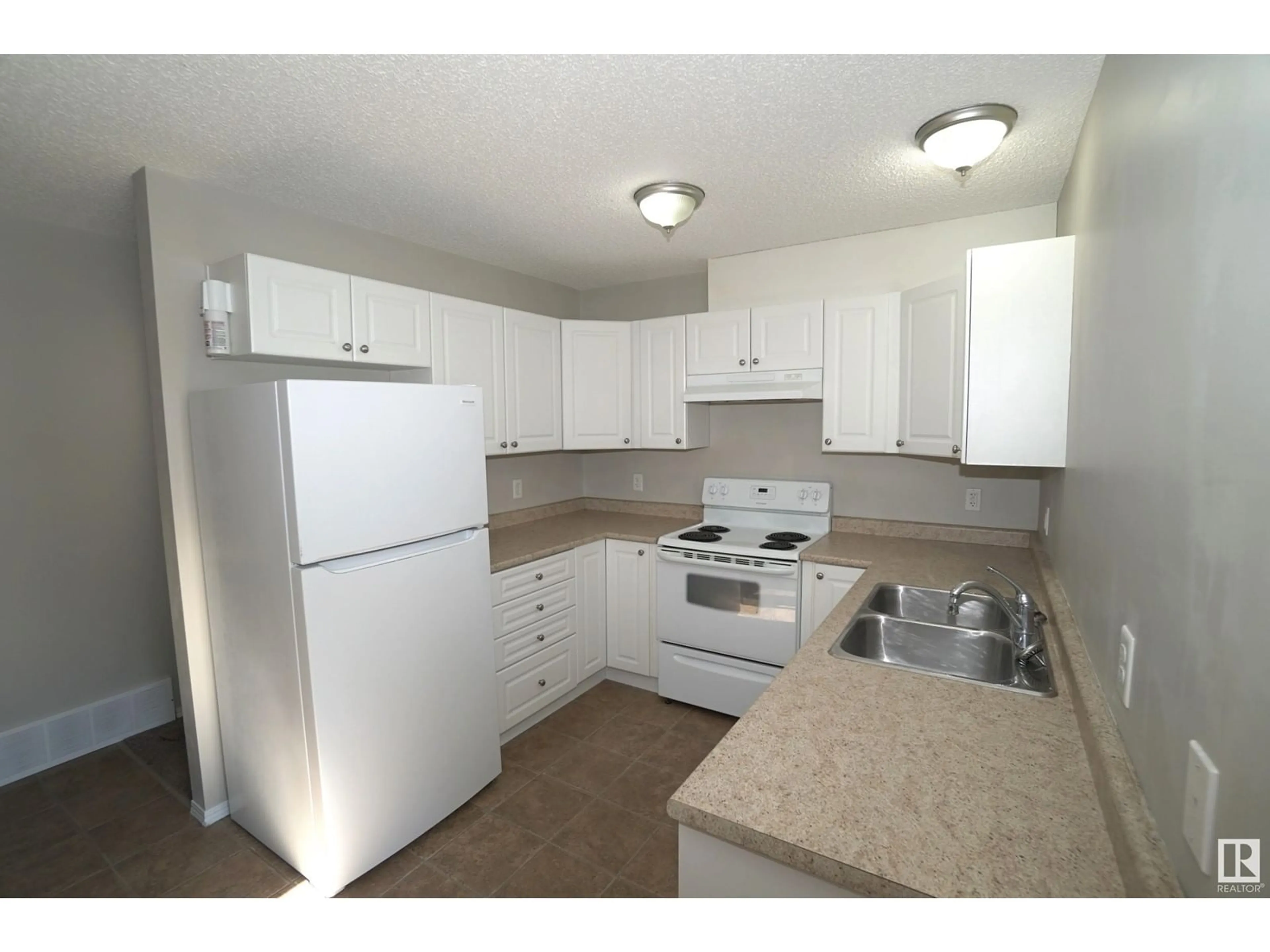 Standard kitchen for 11933 95 ST NW, Edmonton Alberta T5G1M4