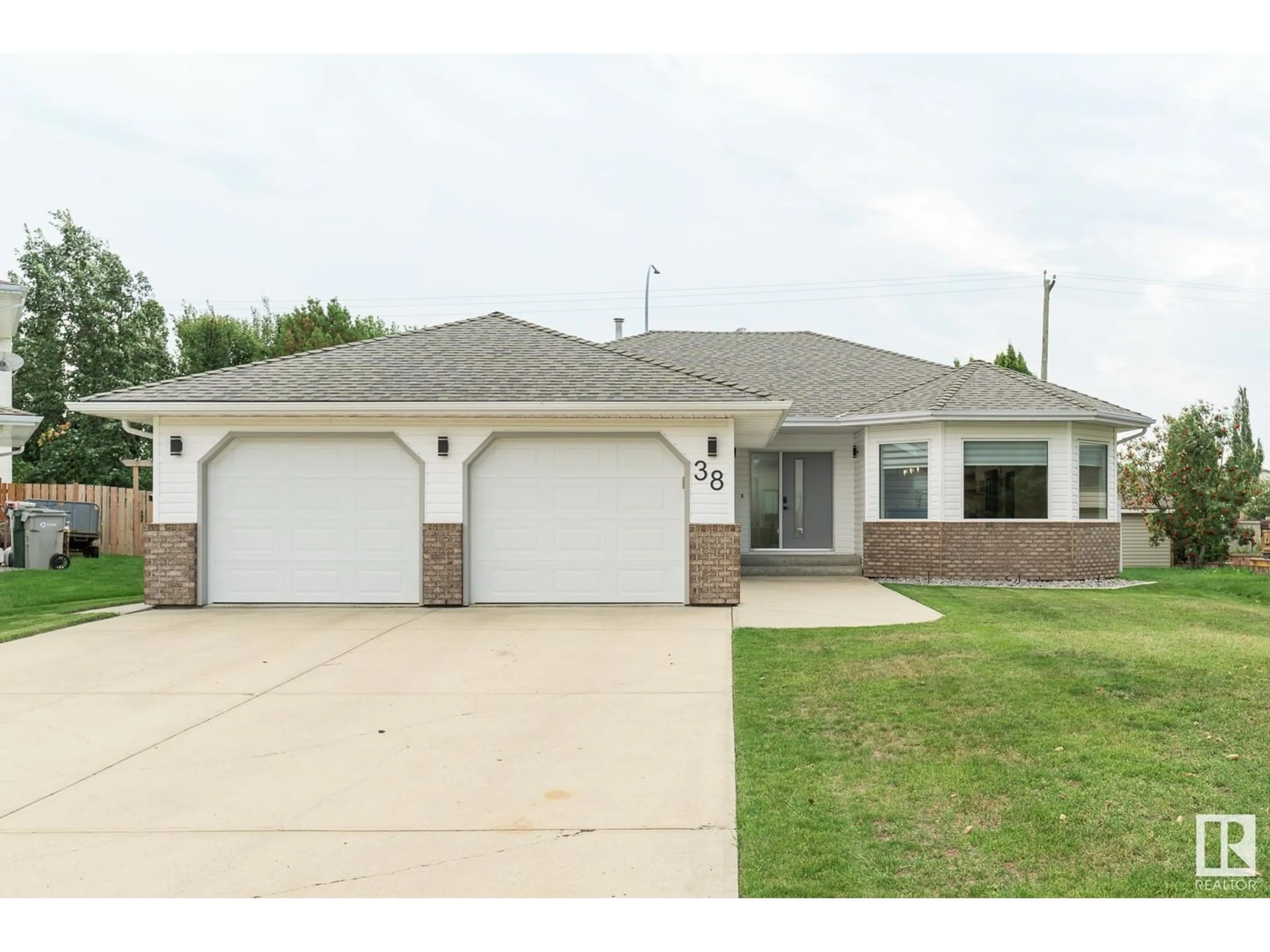 Frontside or backside of a home for 38 HEARTWOOD LN, Stony Plain Alberta T7Z1M1