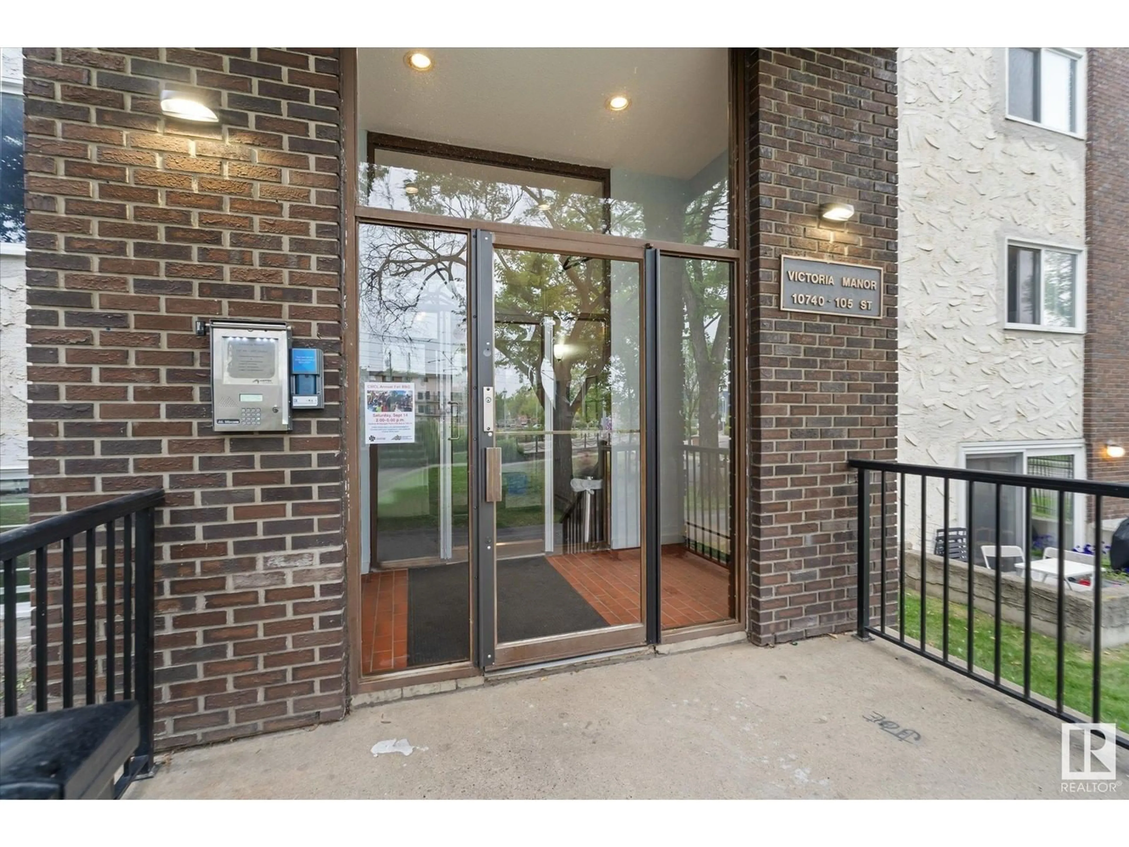 Indoor foyer for #101 10740 105 ST NW, Edmonton Alberta T5H2X2