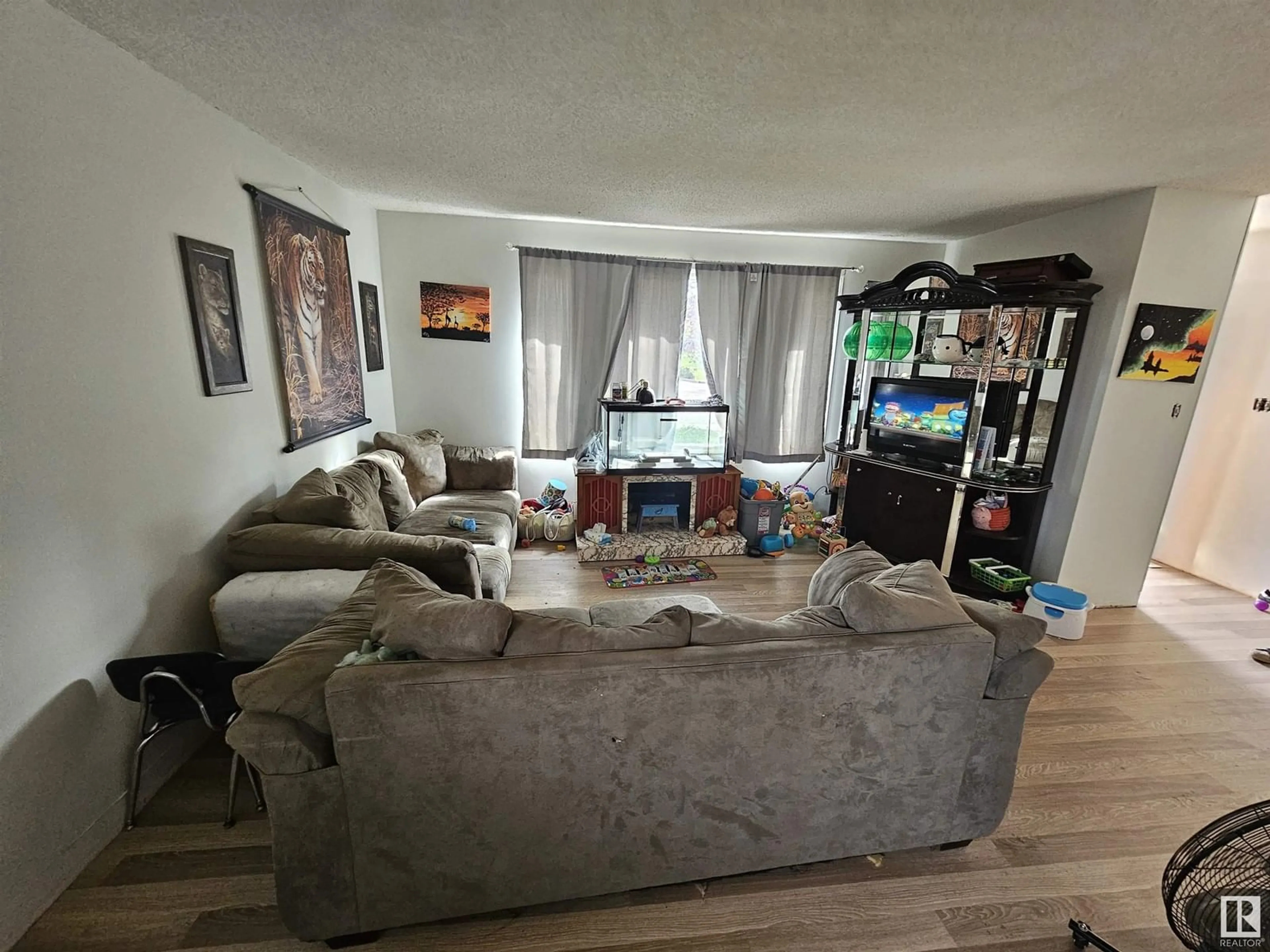 Living room for 61 BEVERLY AV, Spruce Grove Alberta T7X1J1