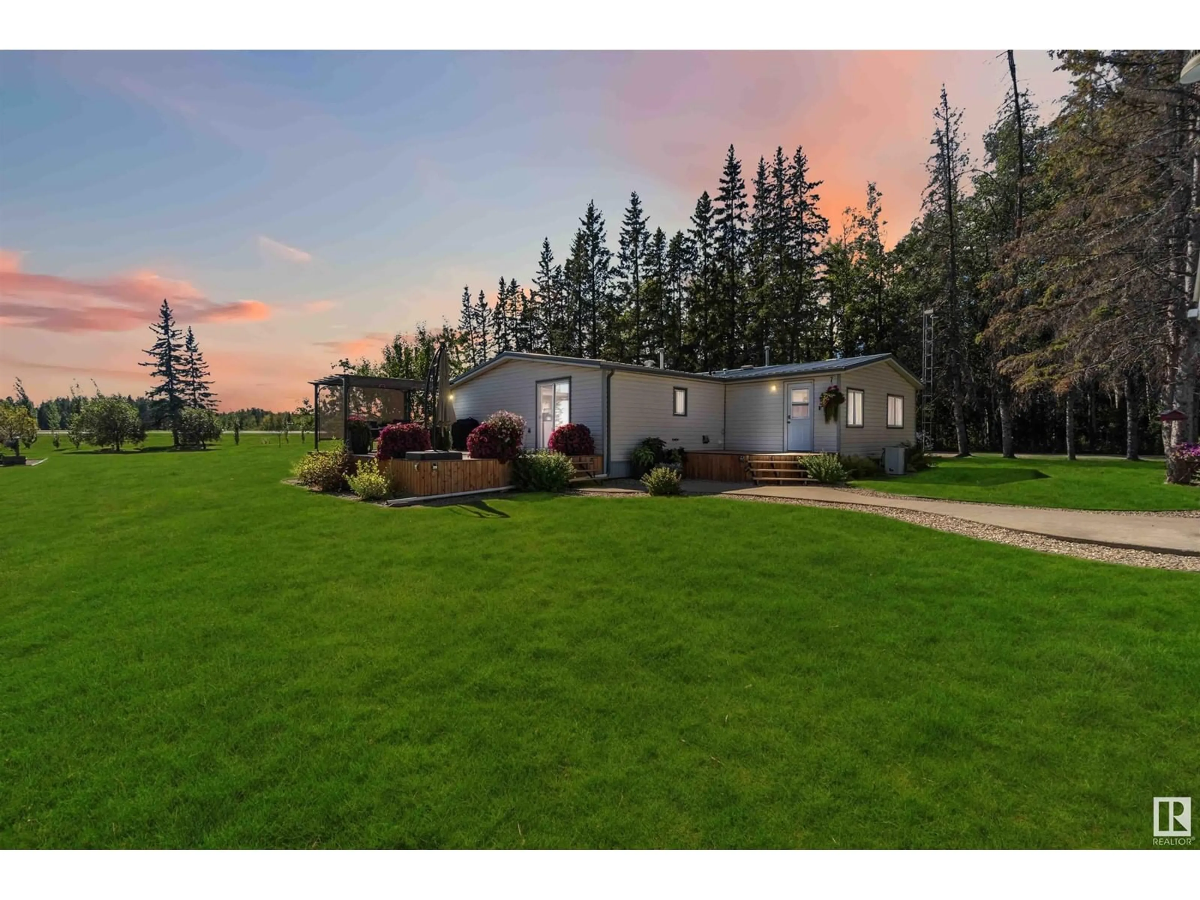 A pic from exterior of the house or condo for 2 8516 HWY 16, Rural Yellowhead Alberta T0E2M0