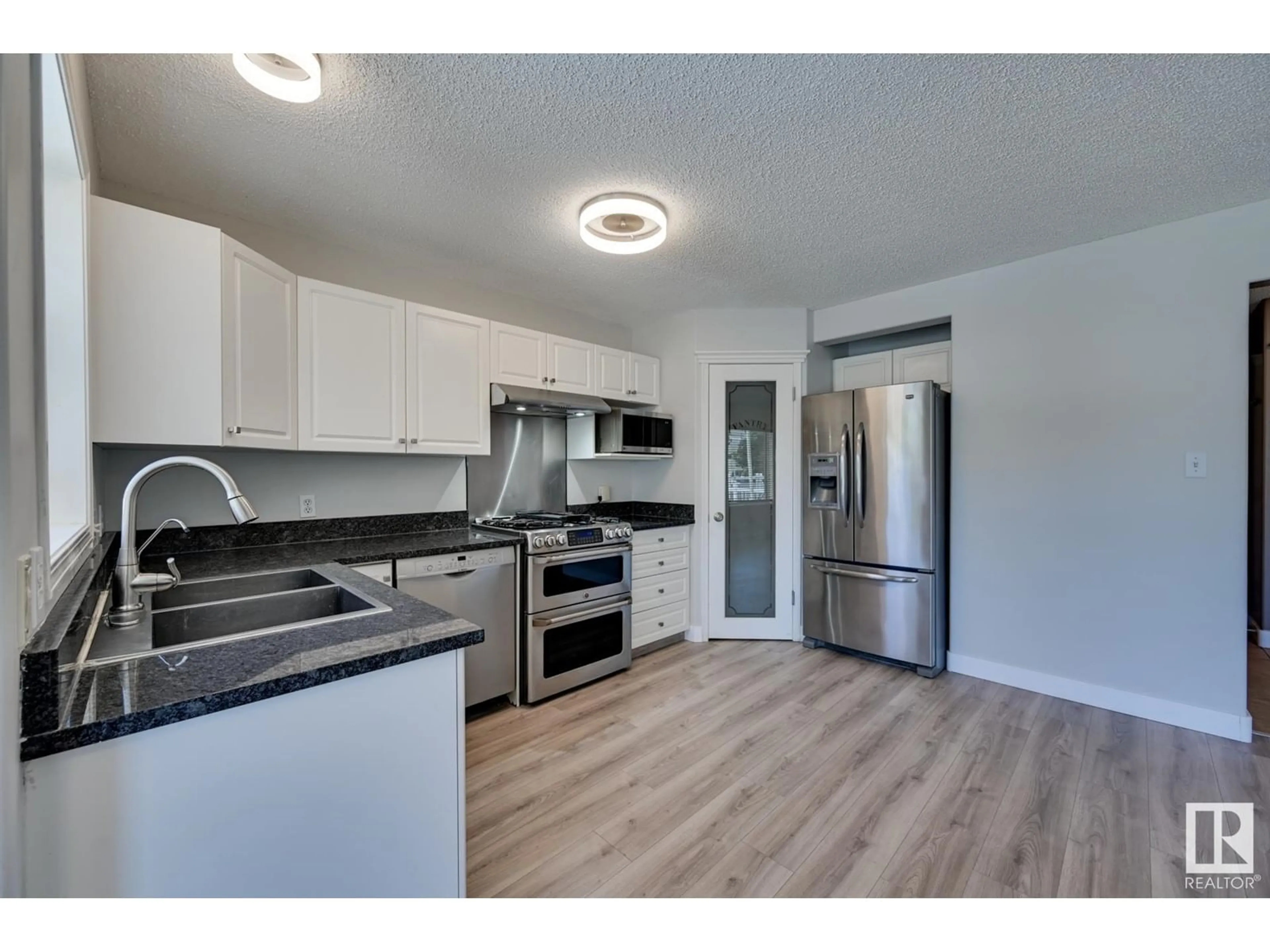 Standard kitchen for 11526 128 ST NW, Edmonton Alberta T5M0X1