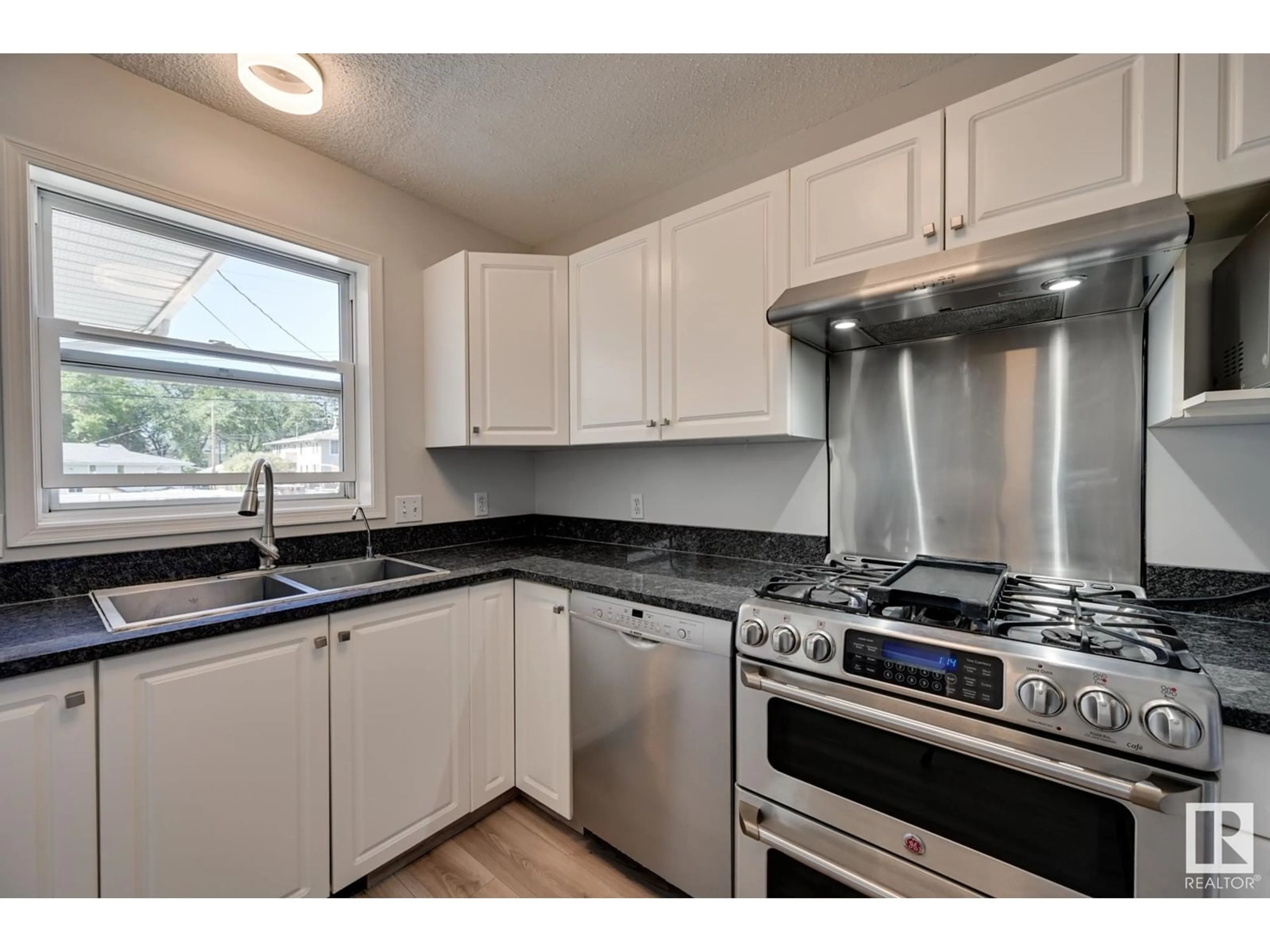 Standard kitchen for 11526 128 ST NW, Edmonton Alberta T5M0X1