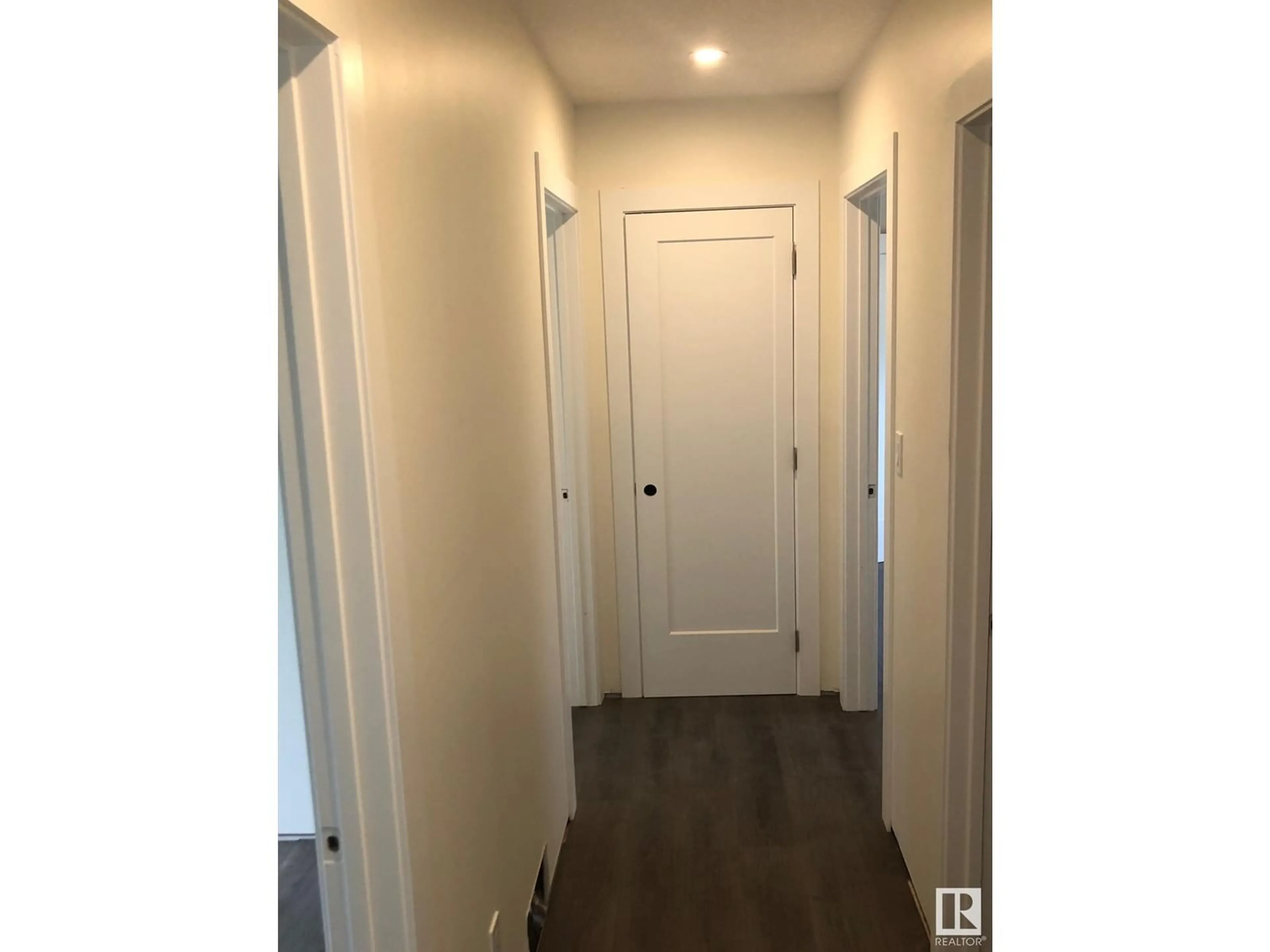 Indoor entryway, wood floors for 14712 108 AV NW, Edmonton Alberta T5N1H2