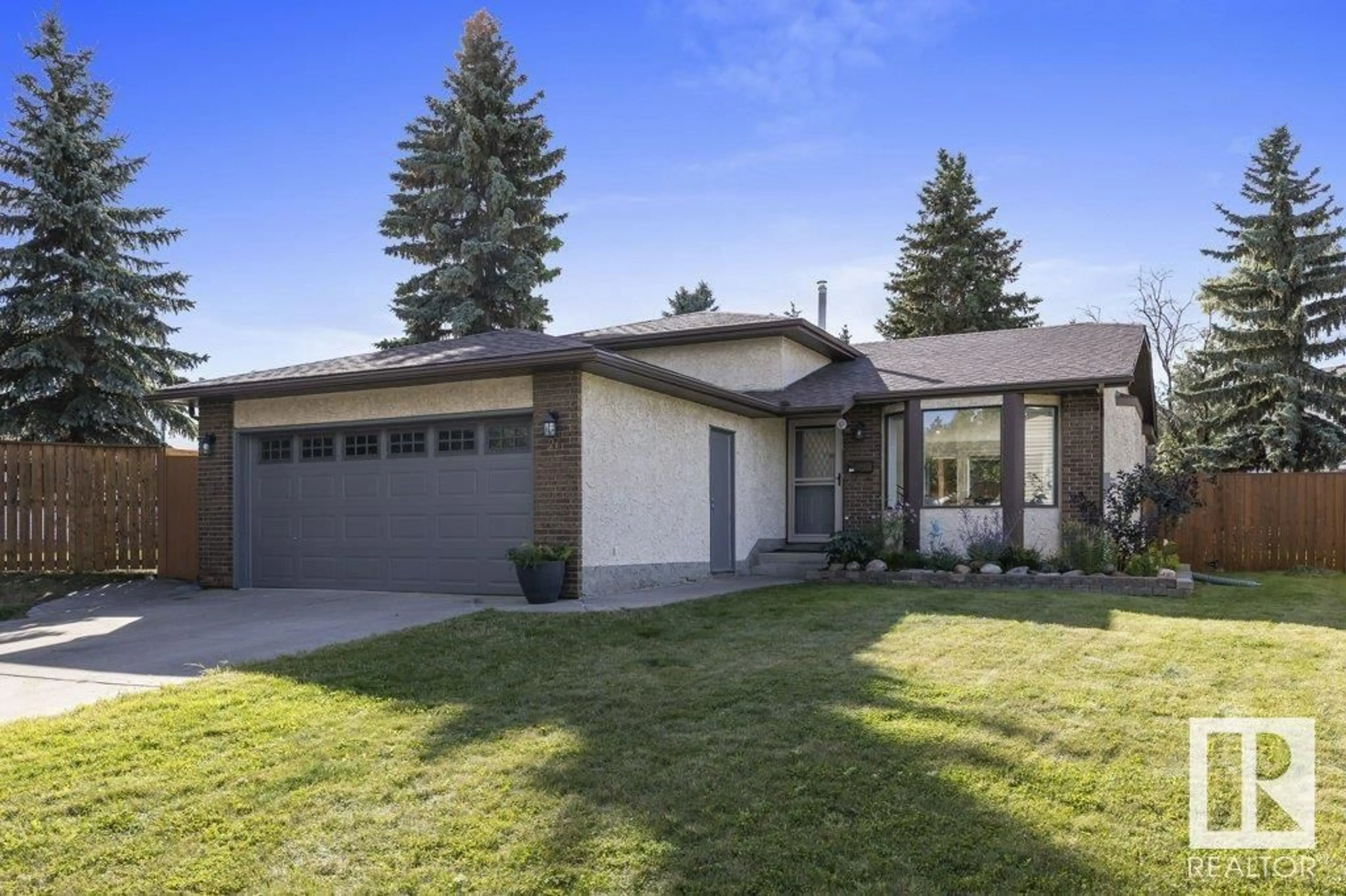 Frontside or backside of a home for 21 DONLEVY PL, St. Albert Alberta T8N4W3