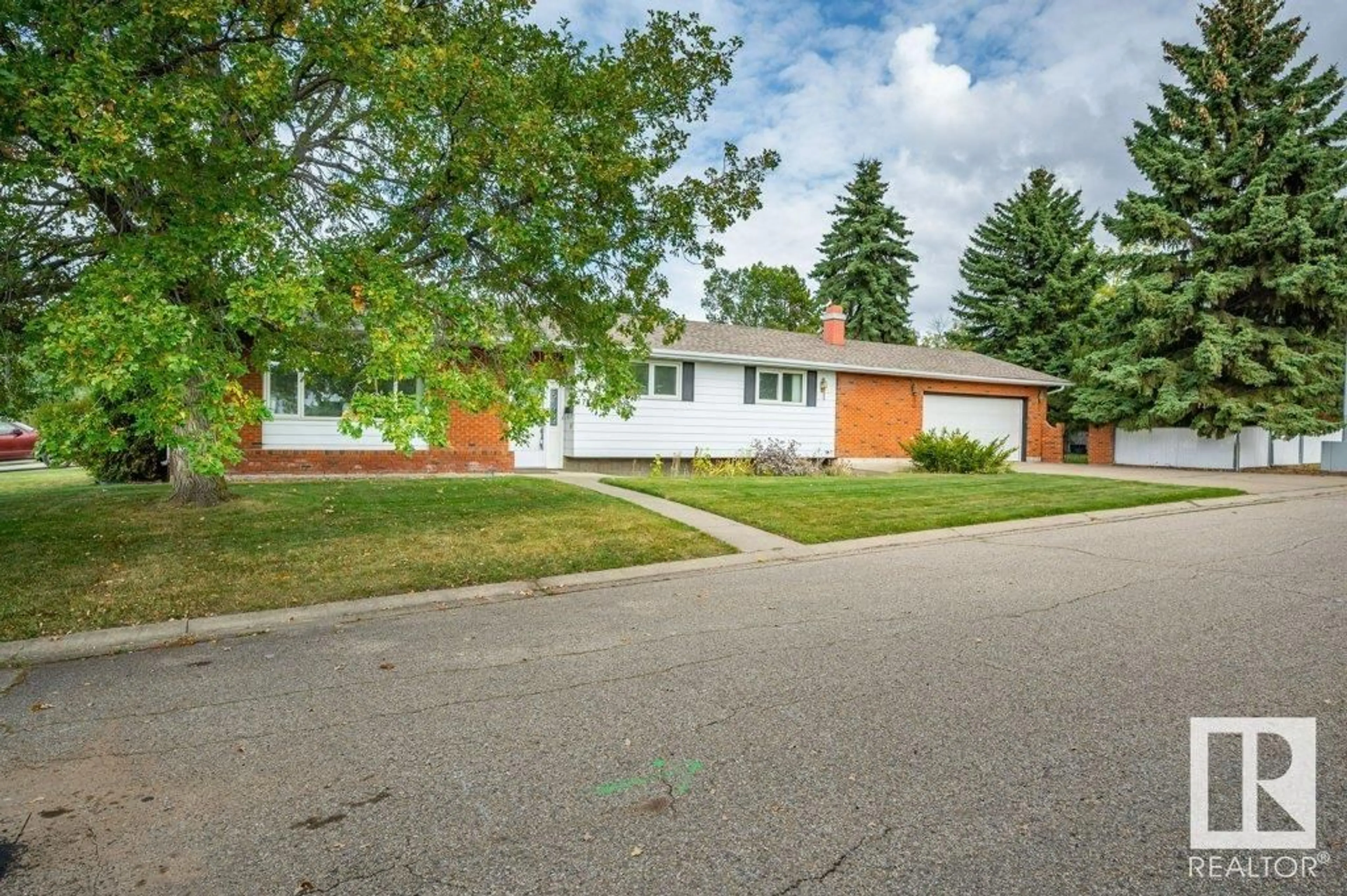 Frontside or backside of a home, the street view for 377 LEE RIDGE RD NW, Edmonton Alberta T6K0N6