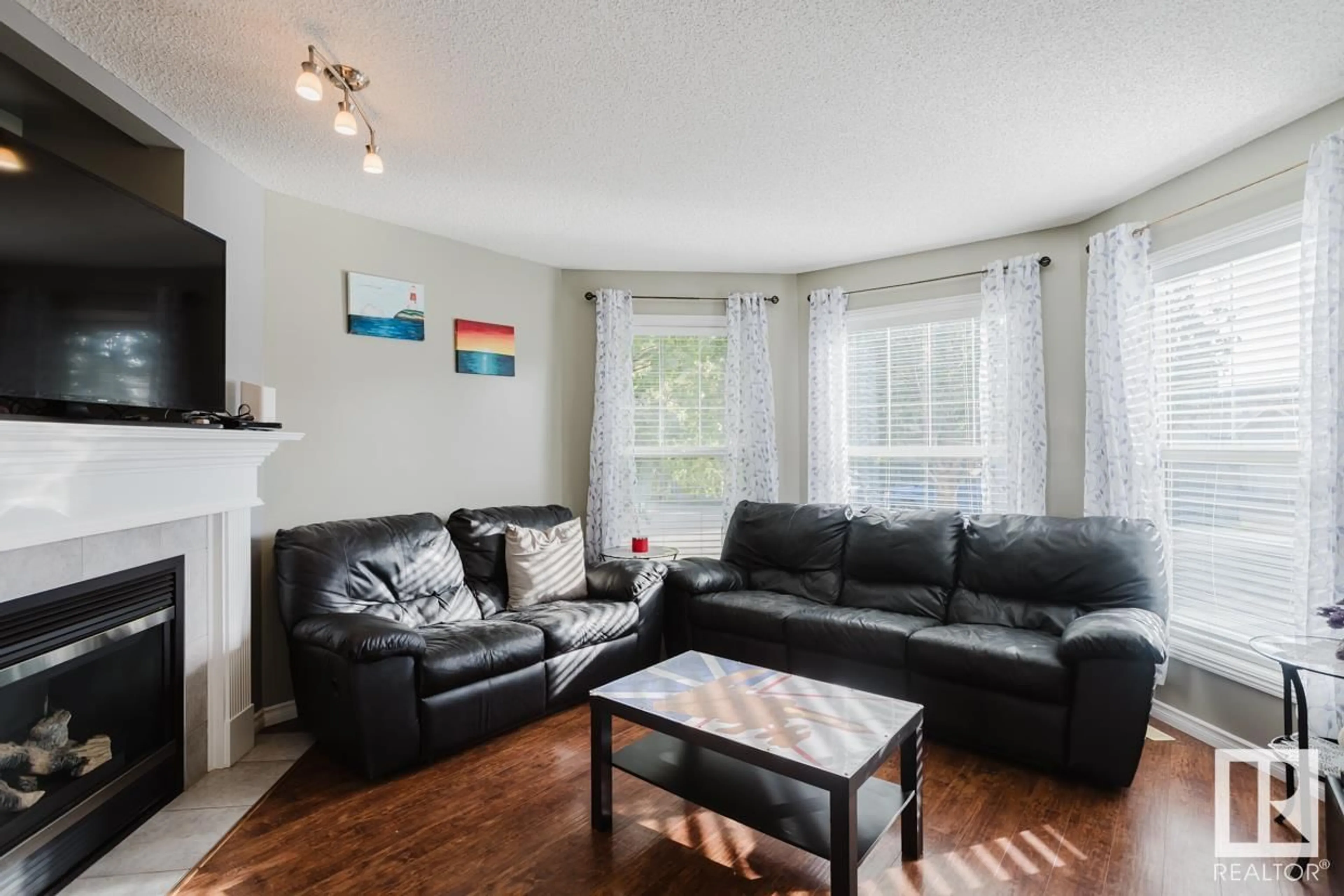 Living room for 1440 GRANT WY NW, Edmonton Alberta T5T6L3