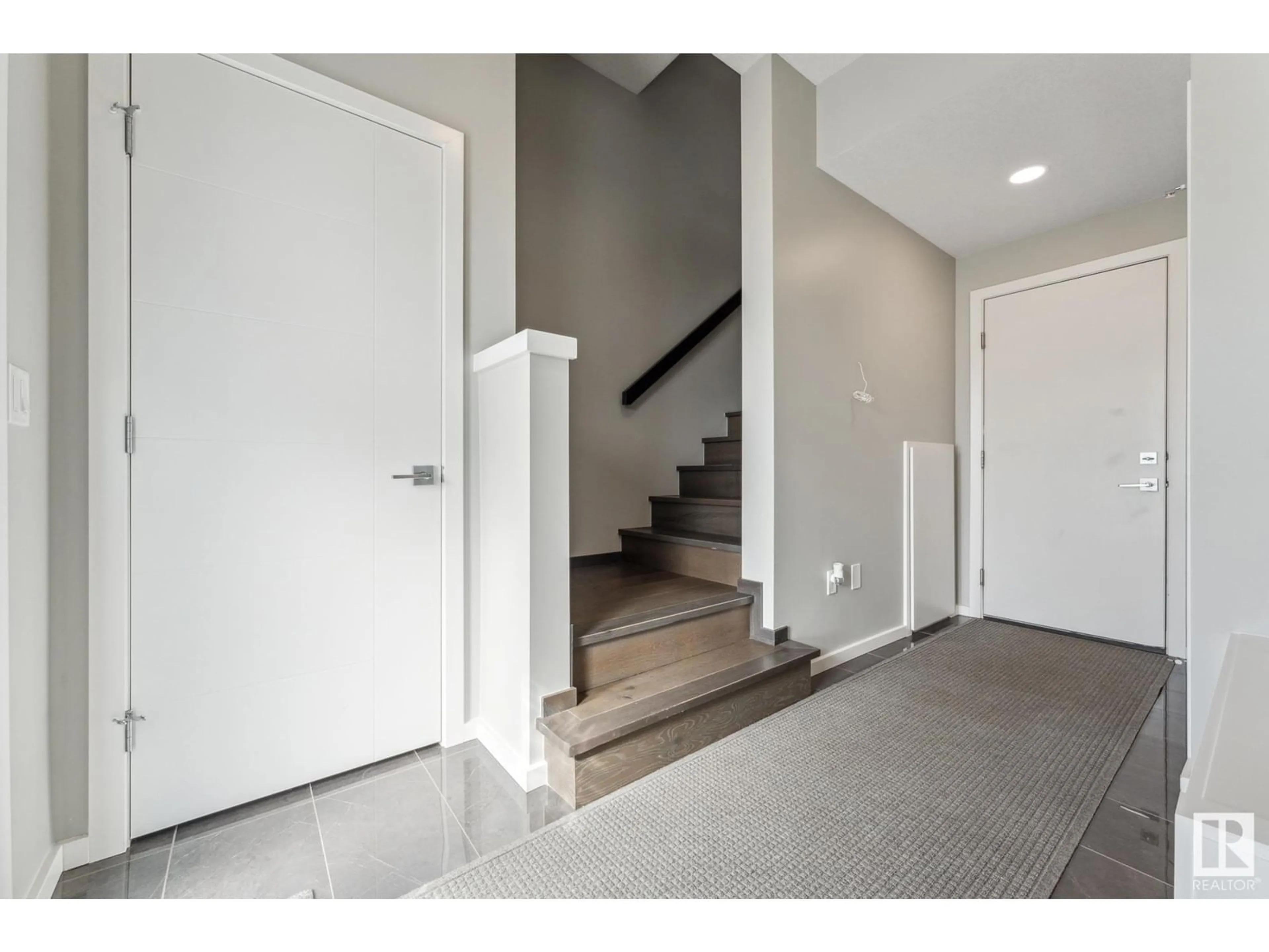 Indoor entryway for #3 95 SALISBURY WY, Sherwood Park Alberta T8B0C1