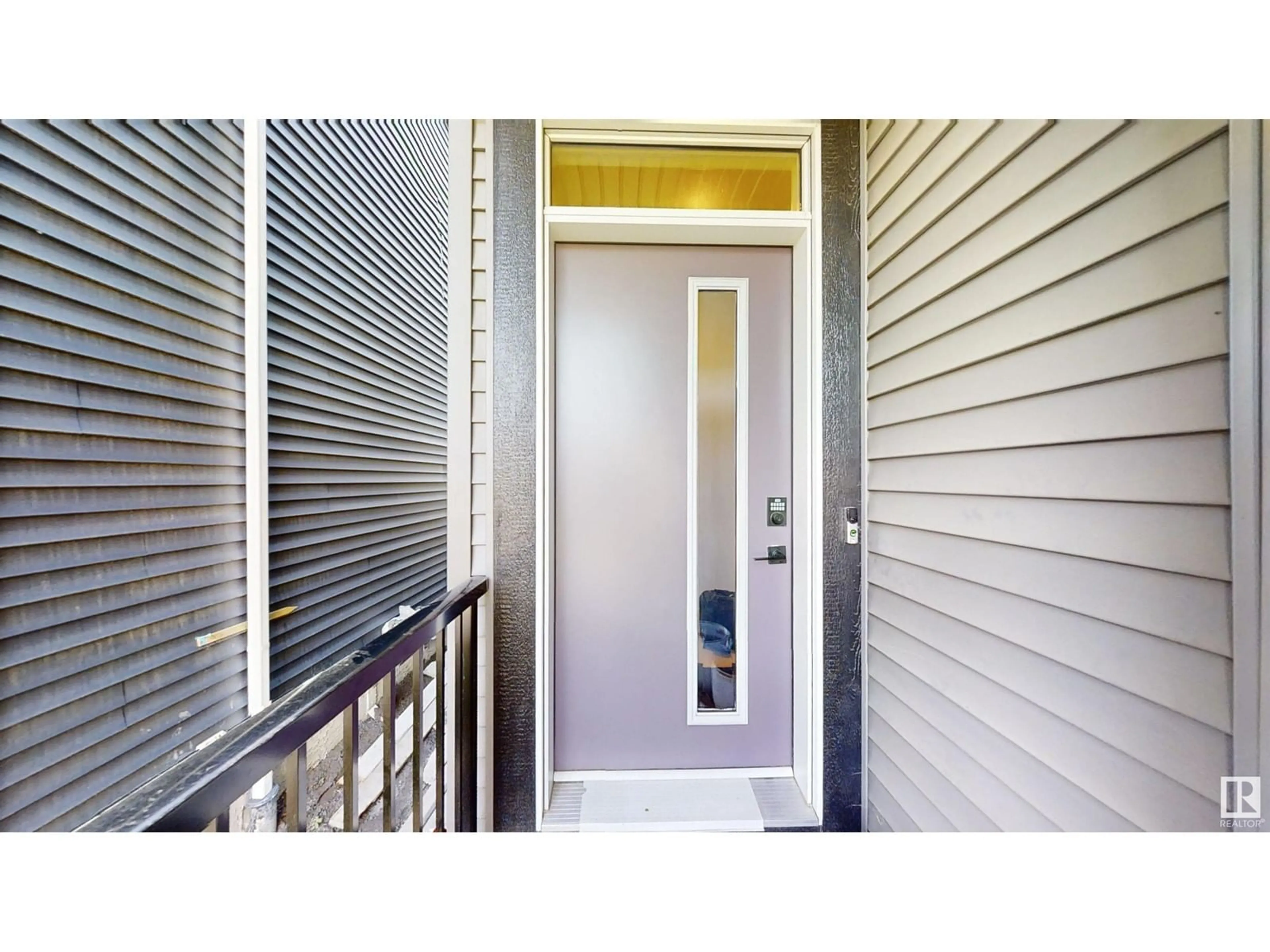 Indoor entryway for 9468 Pear Cres SW, Edmonton Alberta T6X2Z6