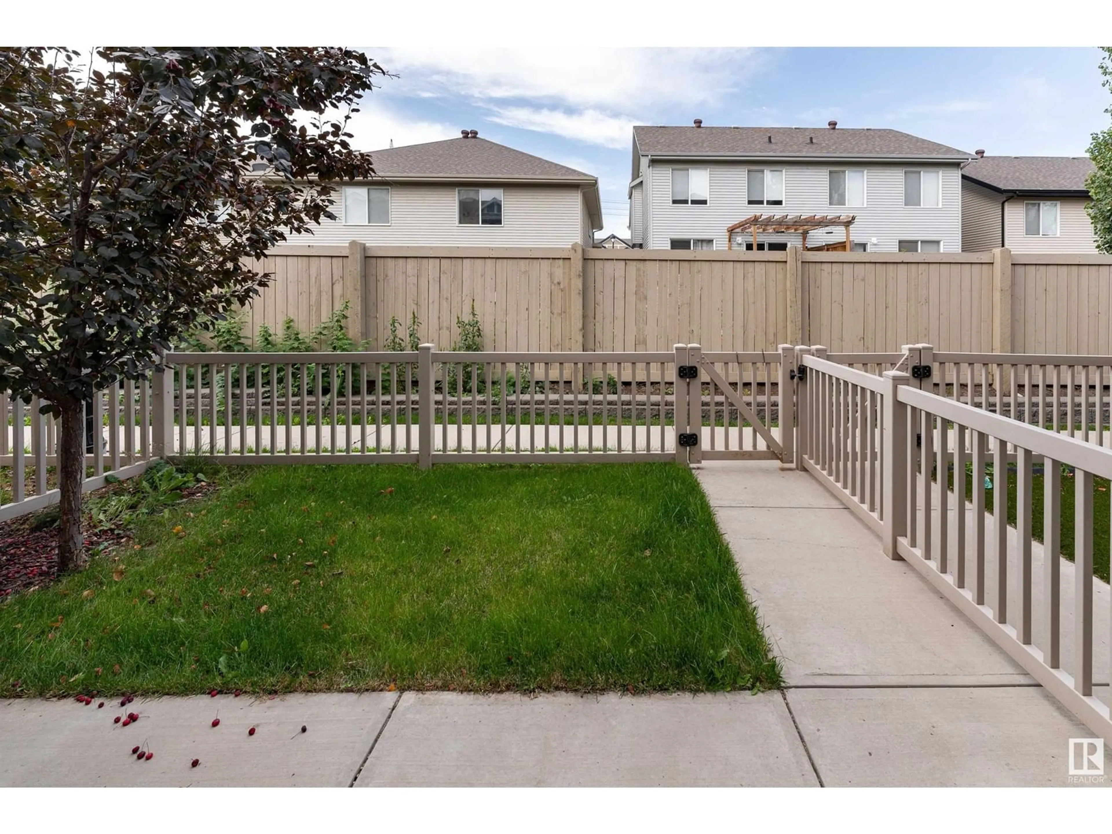 Fenced yard for #31 1140 CHAPPELLE BV SW, Edmonton Alberta T6W2Z3