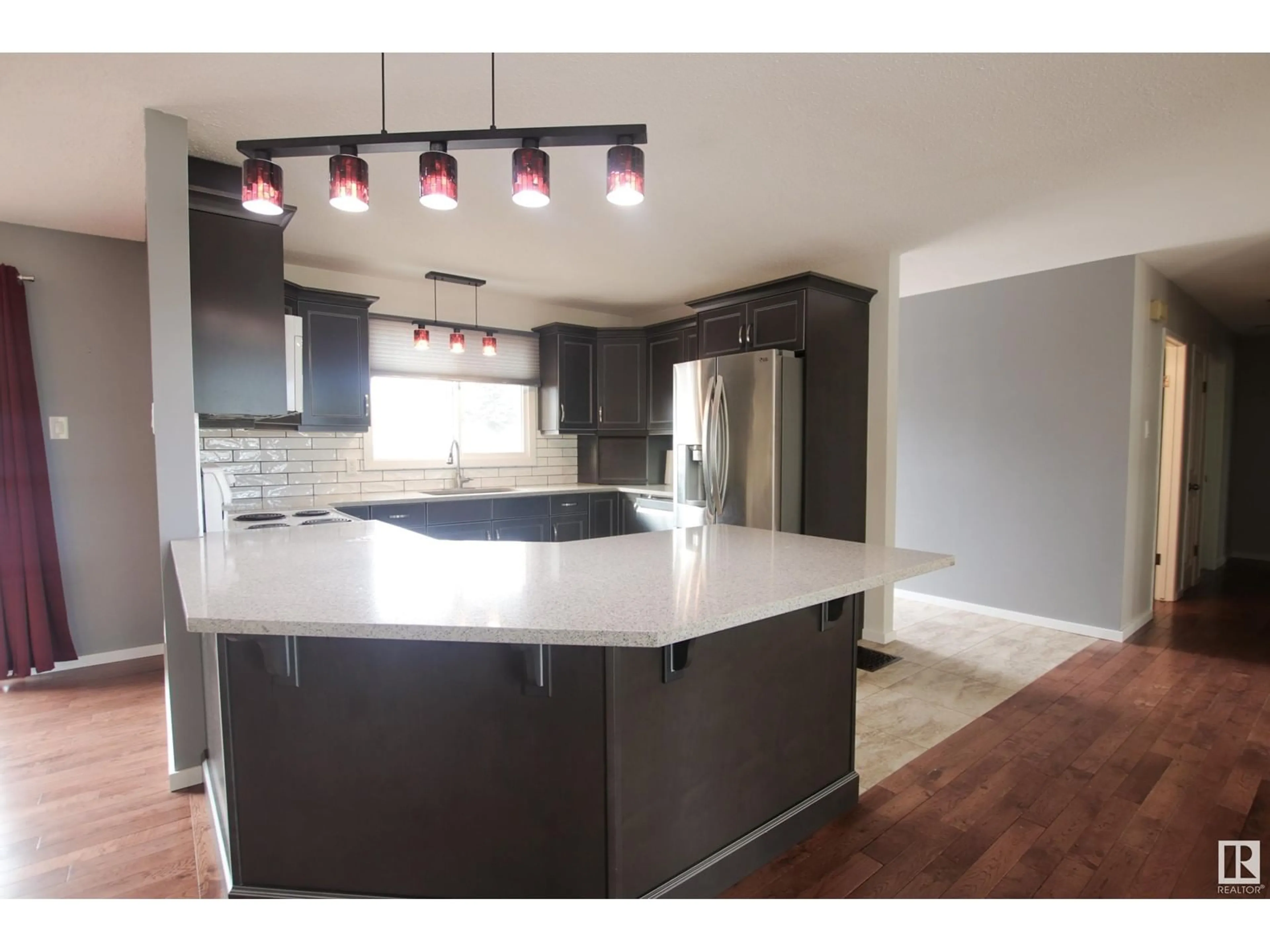 Contemporary kitchen for 5714 52 ST, Wetaskiwin Alberta T9A2W6