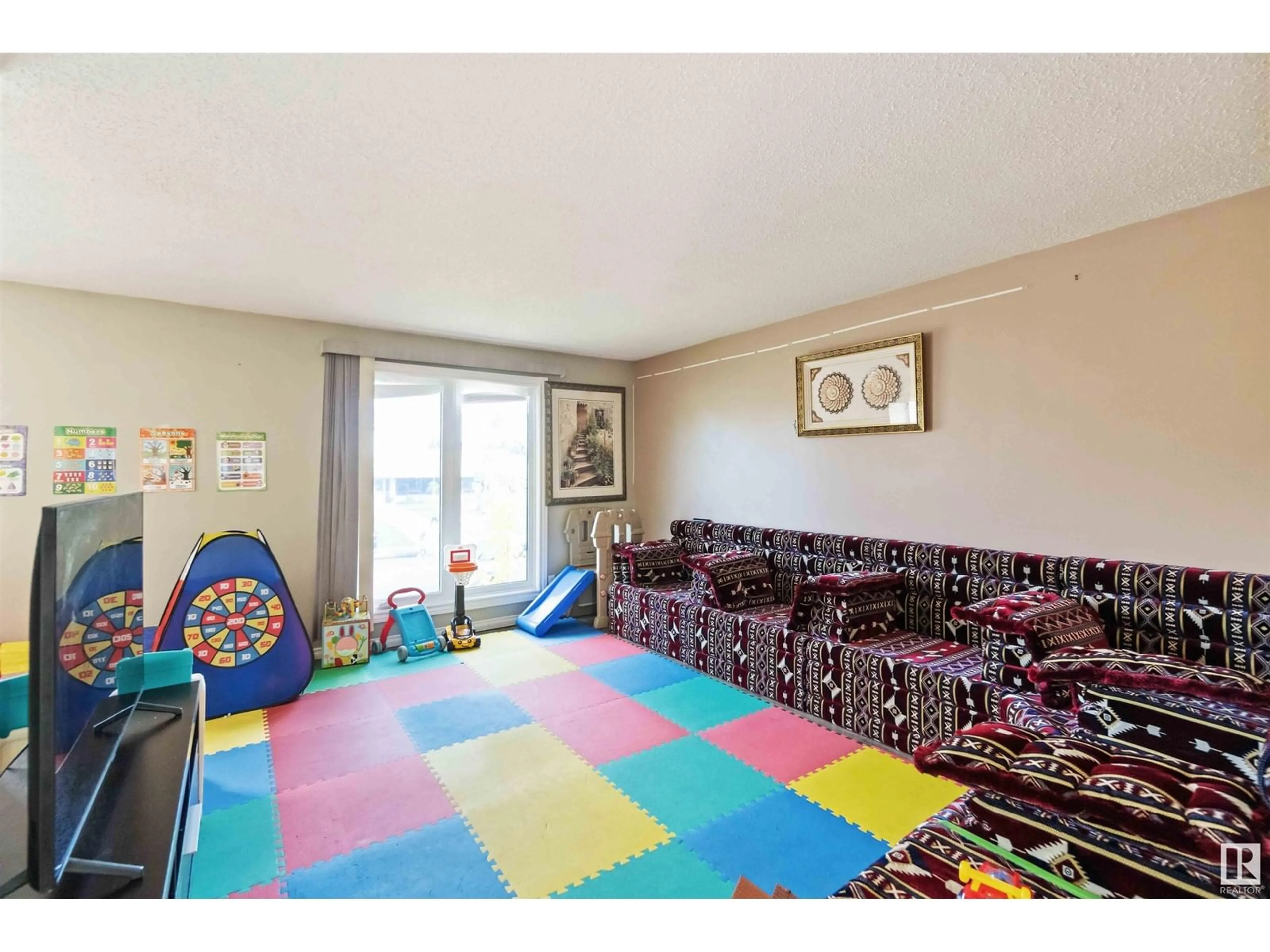 A pic of a room for 3011 139 AV NW, Edmonton Alberta T5Y1M1