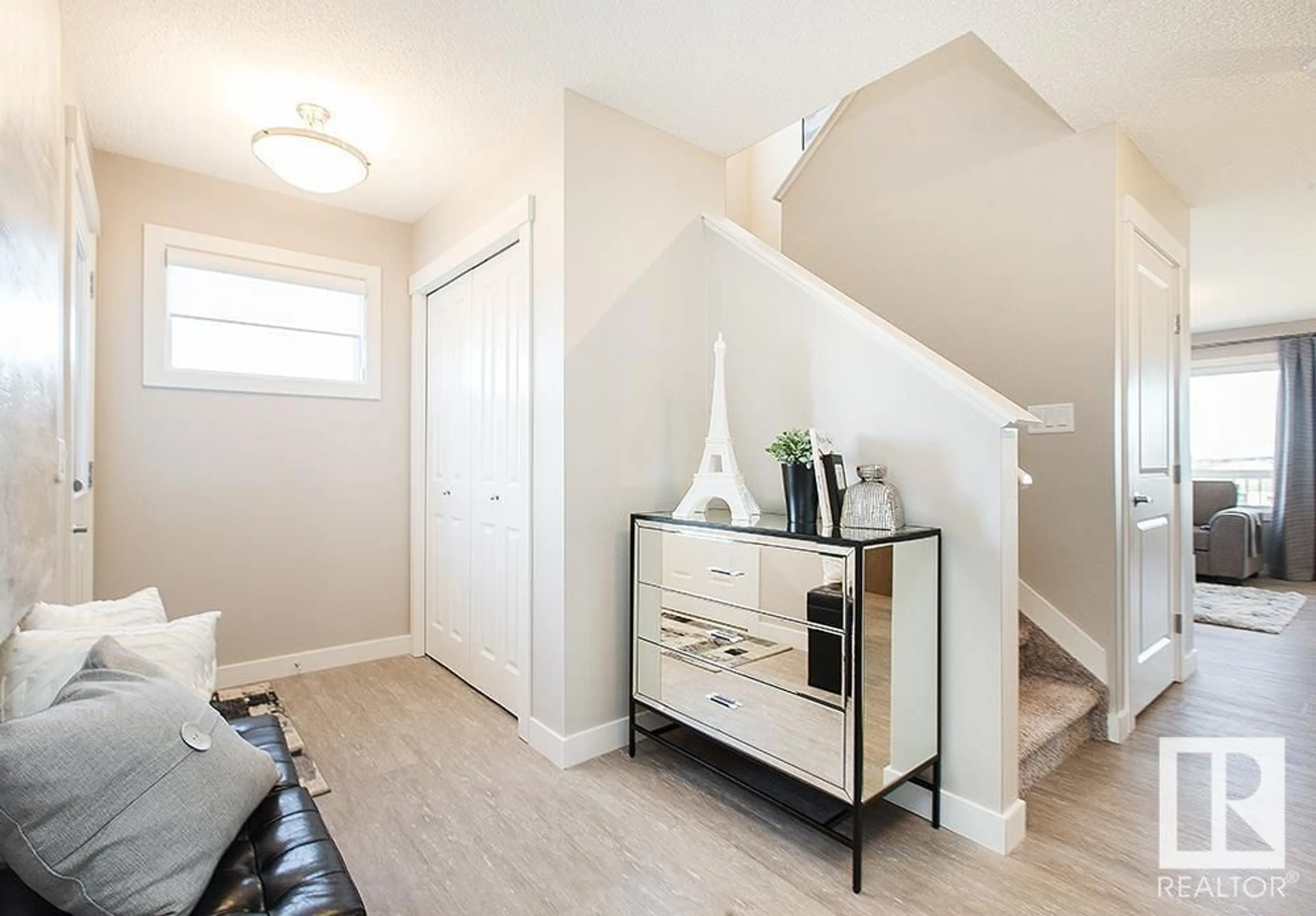 Indoor entryway, wood floors for 1325 12 ST NW, Edmonton Alberta T6T2V2