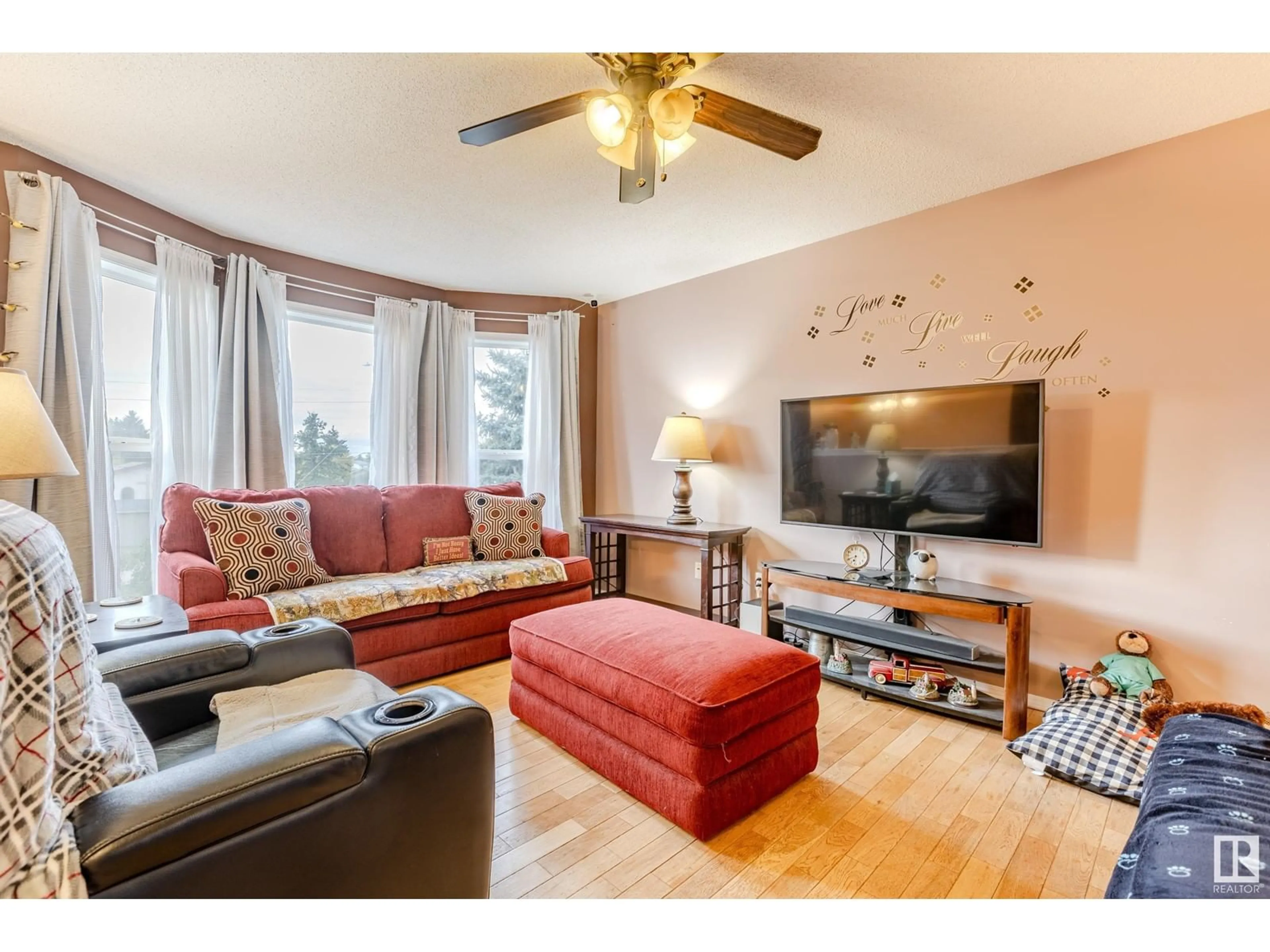 Living room, wood floors for 33 Spruce Meadow LN, Bon Accord Alberta T0A0K0