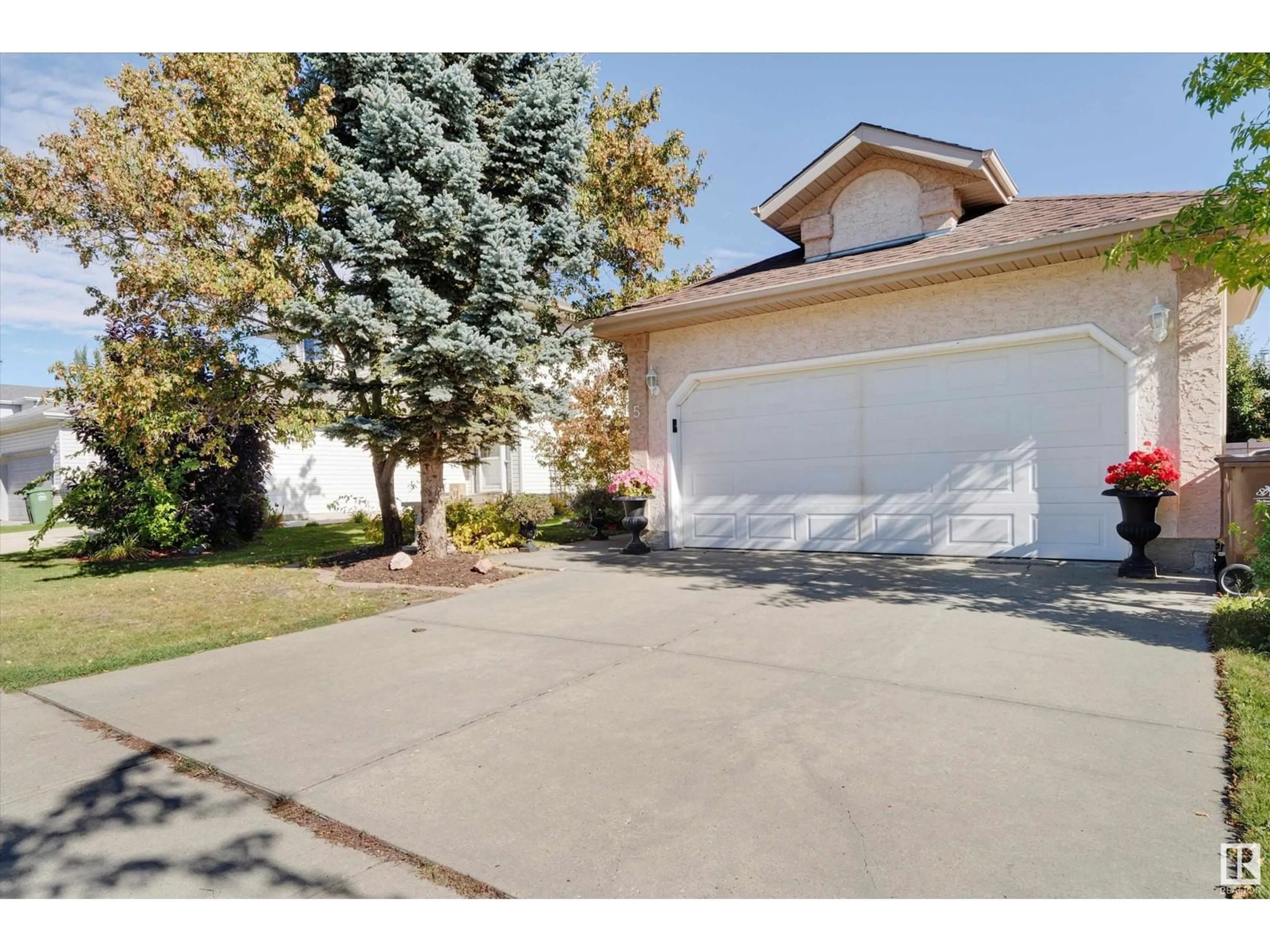 Frontside or backside of a home, the street view for 5 OAKVIEW CR, St. Albert Alberta T8N6H8