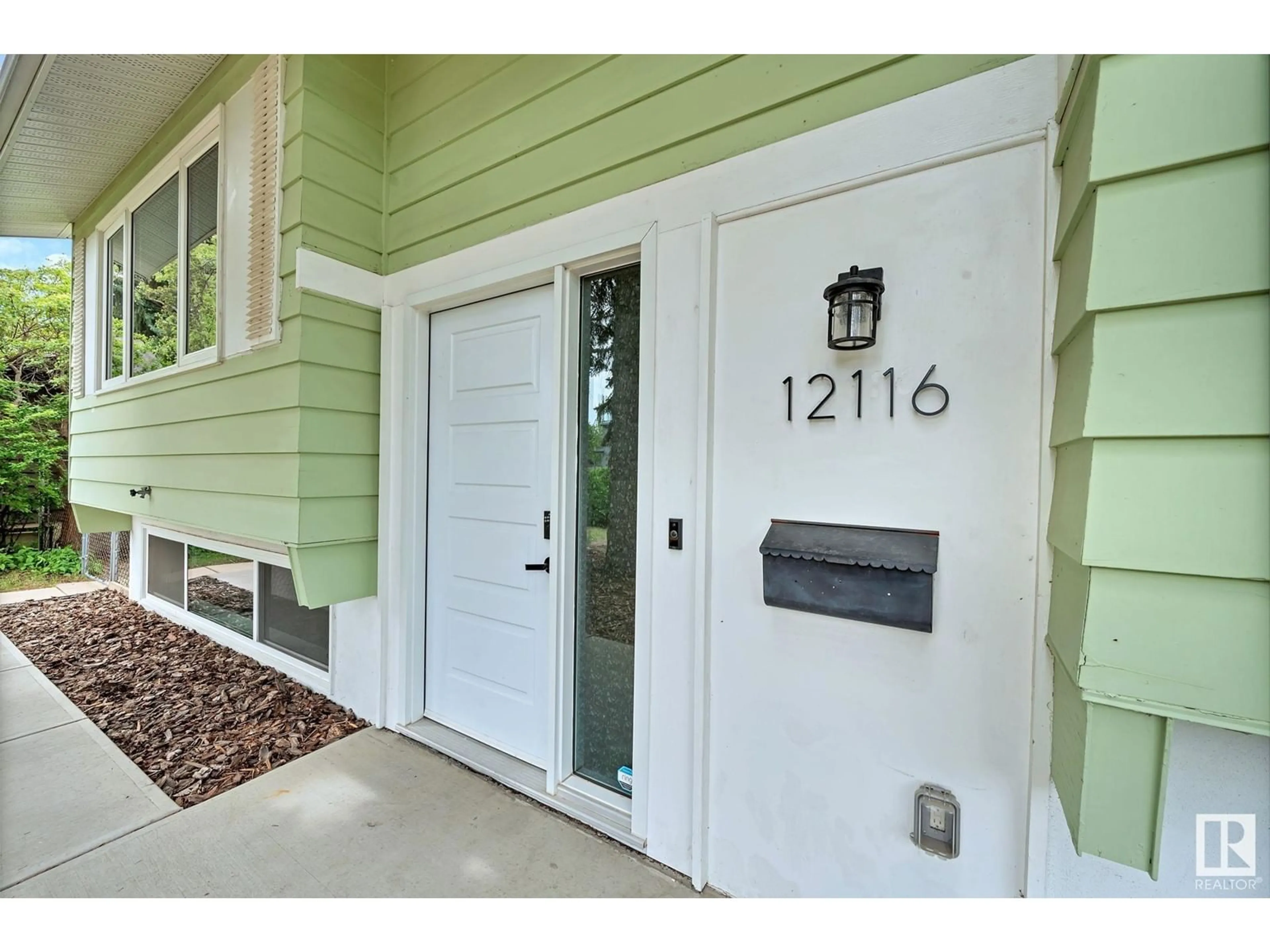 Indoor entryway for 12116 42 AV NW, Edmonton Alberta T6J0W9