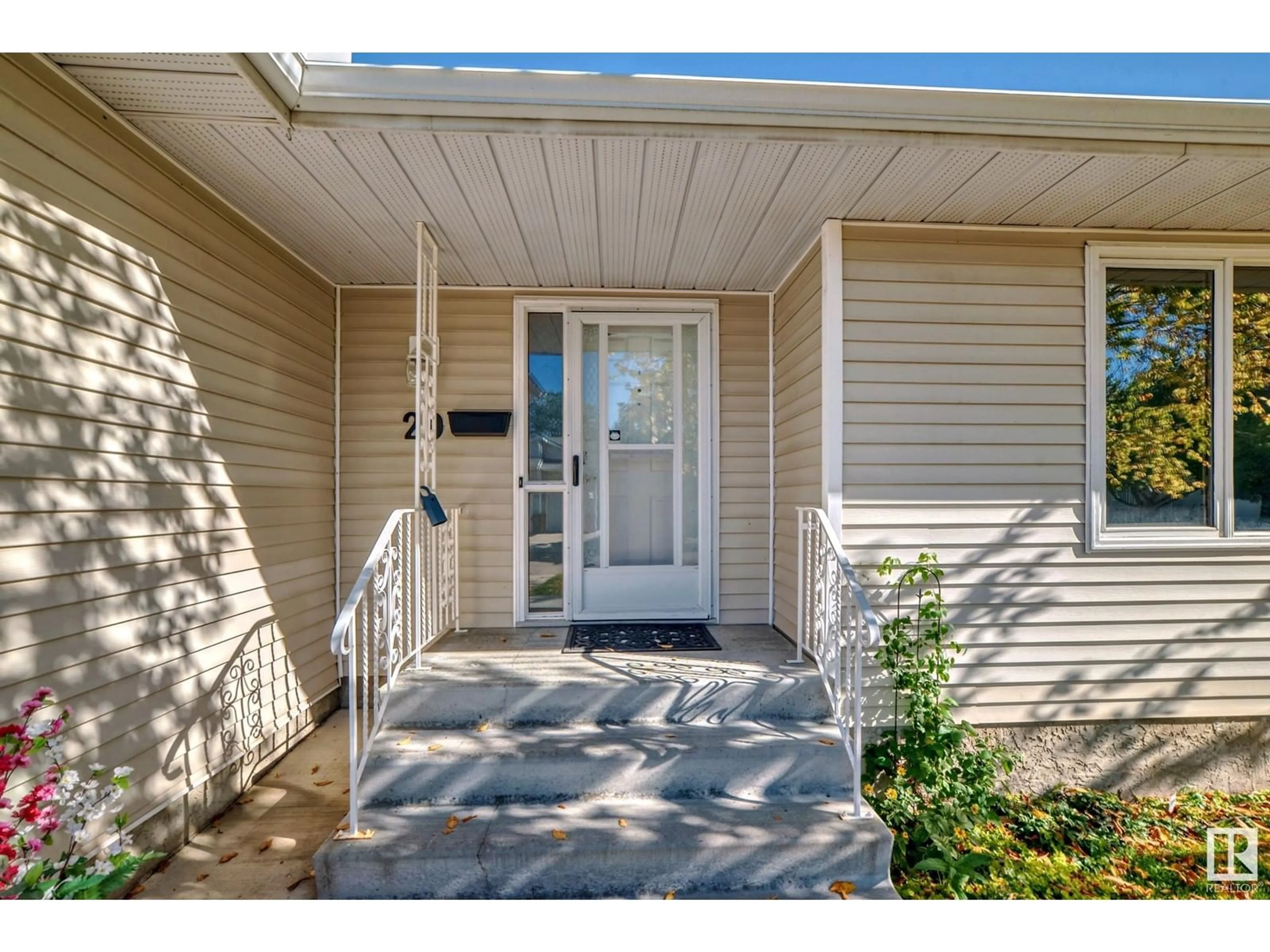 Indoor entryway for #20 1650 42 ST NW, Edmonton Alberta T6L5P4