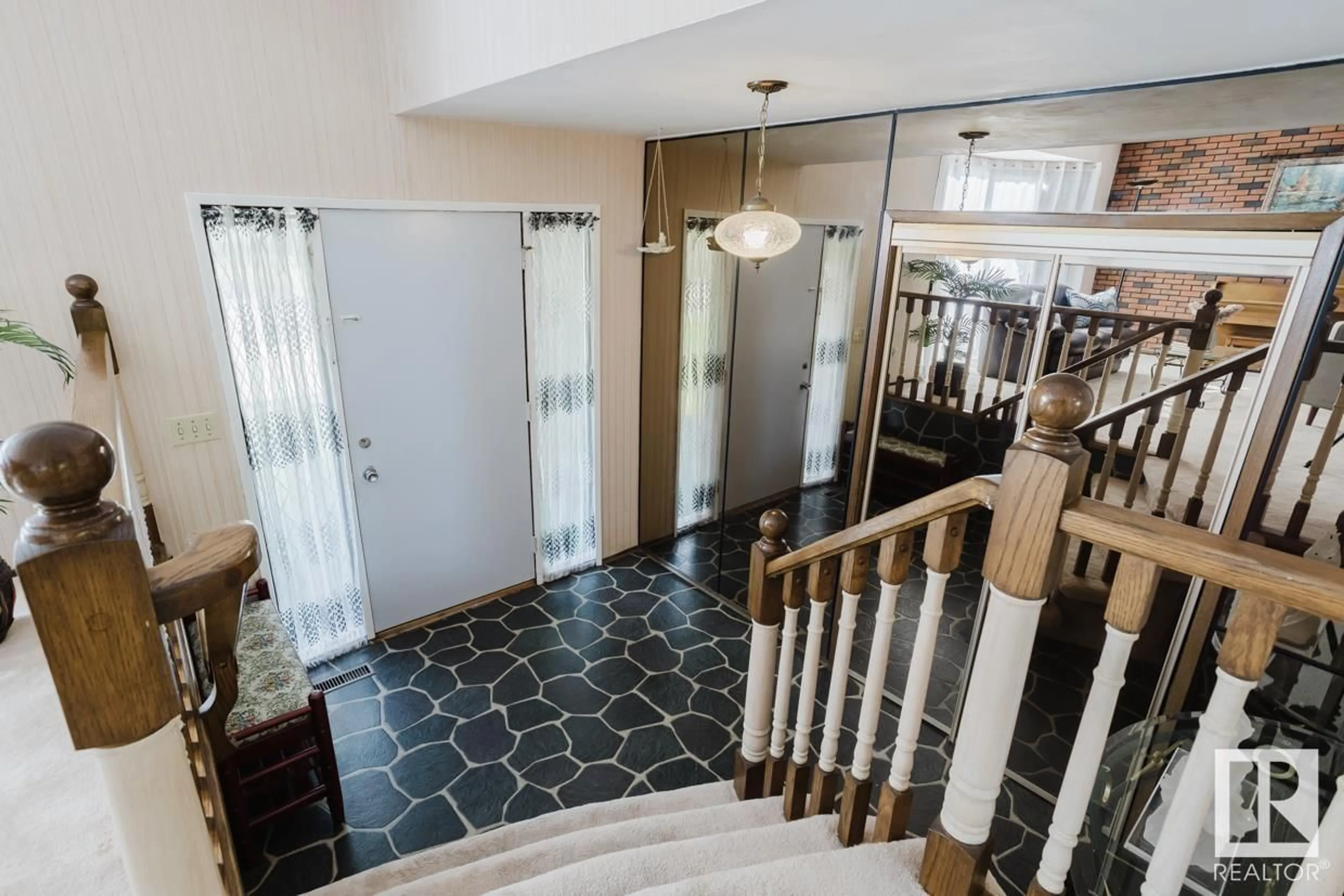 Indoor foyer for 7404 41 AV NW, Edmonton Alberta T6K0W6