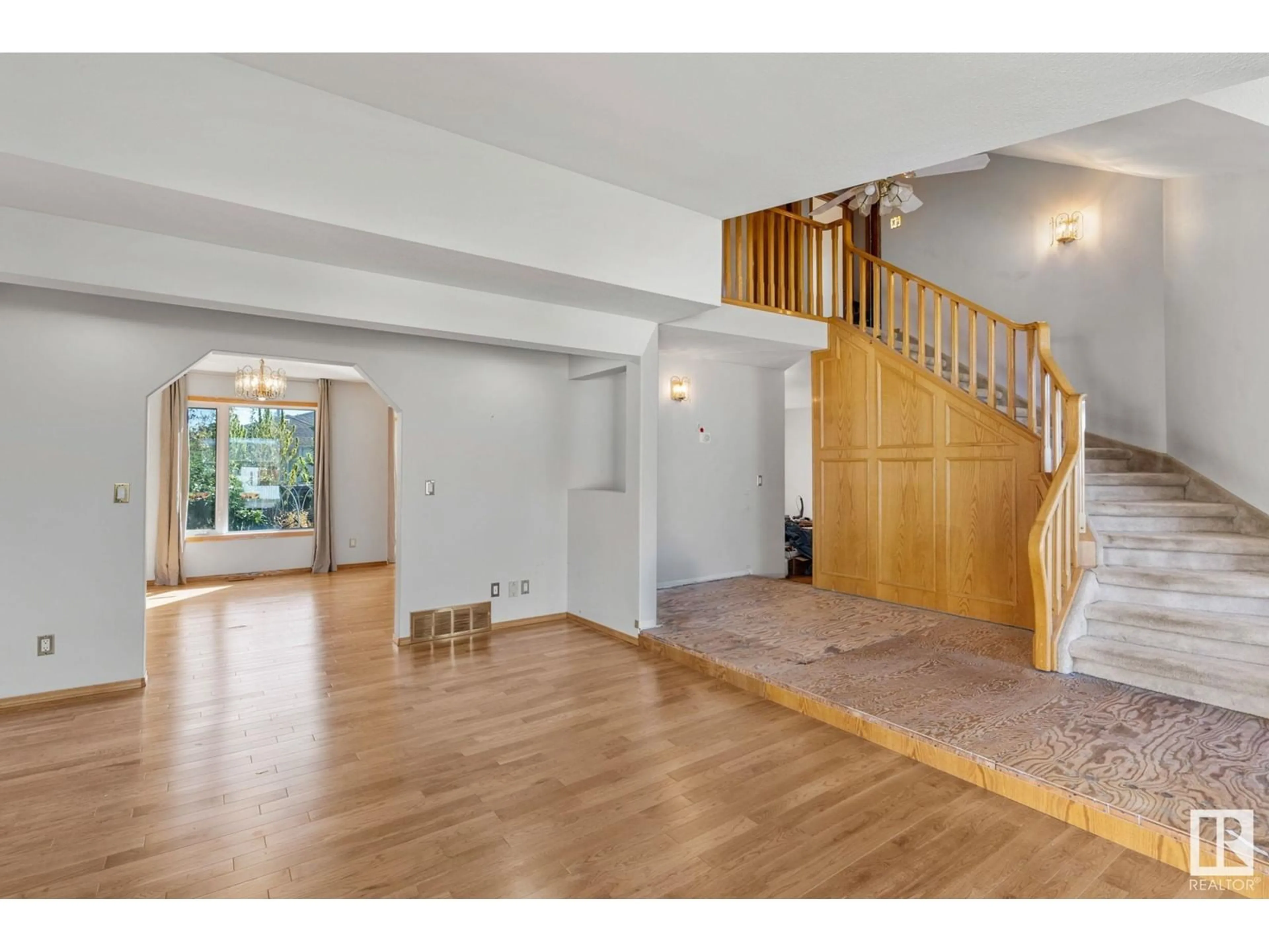 Indoor foyer, wood floors for 17 Notre Dame CR, Leduc Alberta T9E6H9