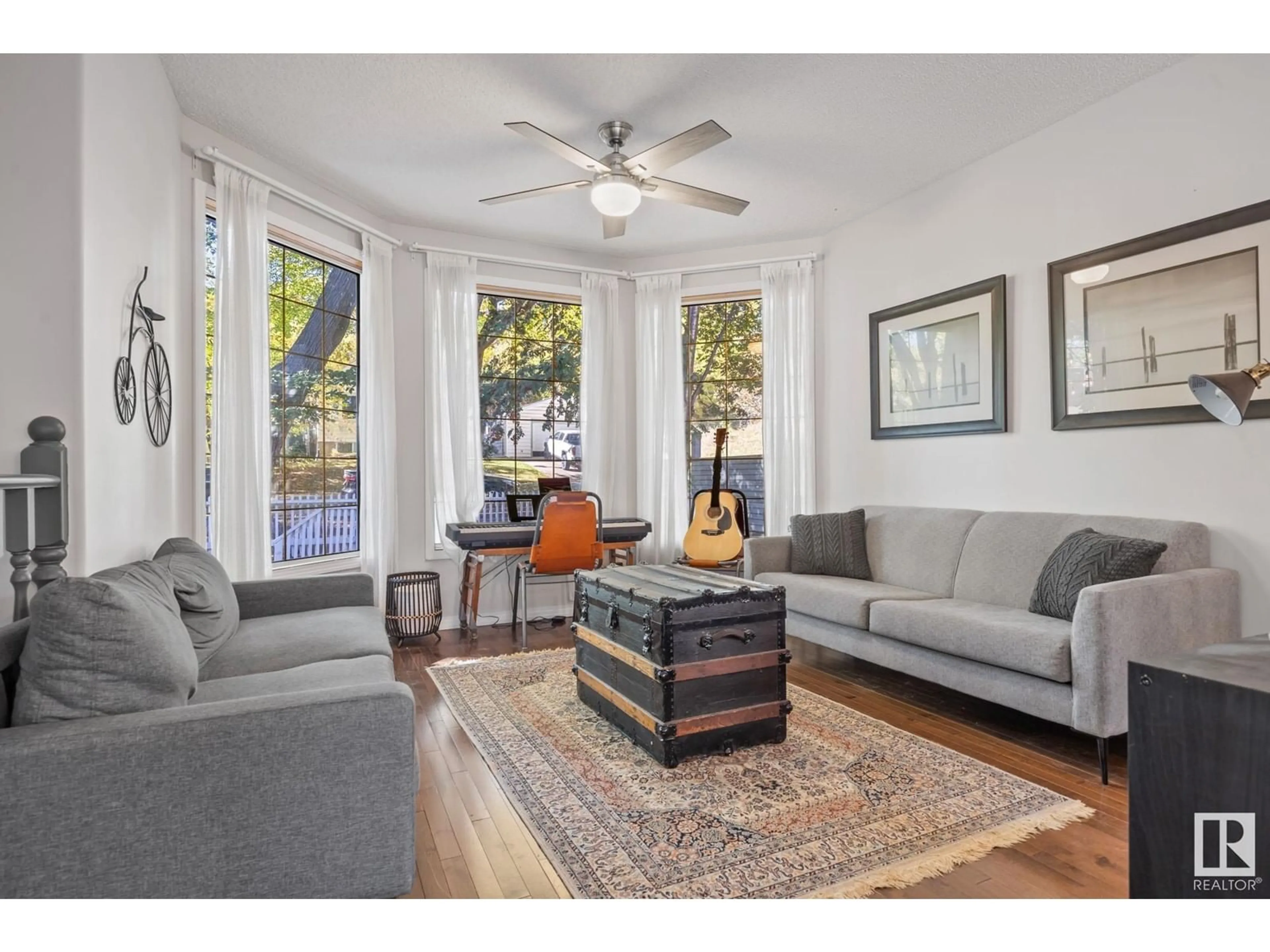 Living room, wood floors for 10063 93 ST NW, Edmonton Alberta T5H1W6