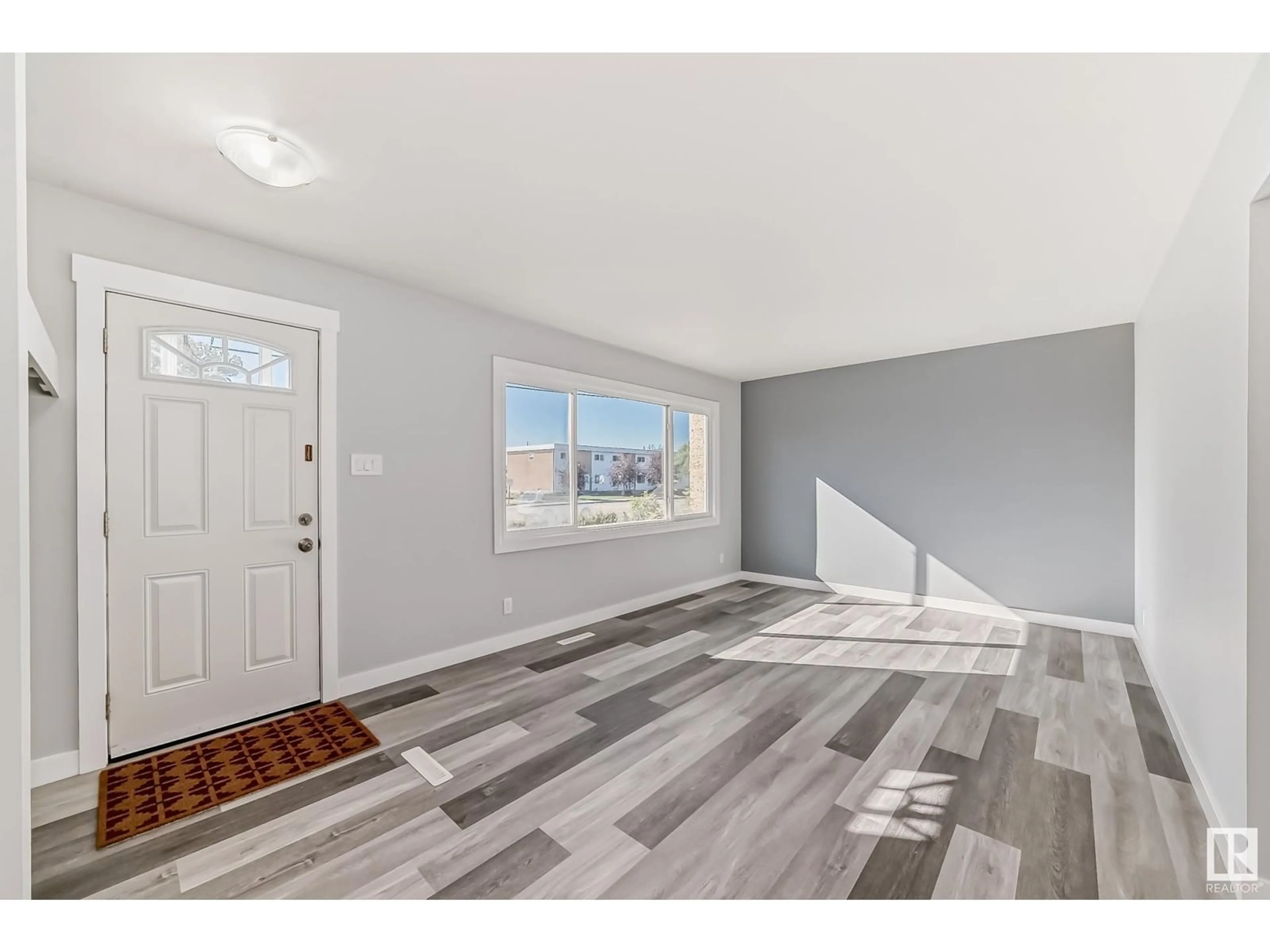 Indoor entryway for 10628 51 AV NW, Edmonton Alberta T6H0L1