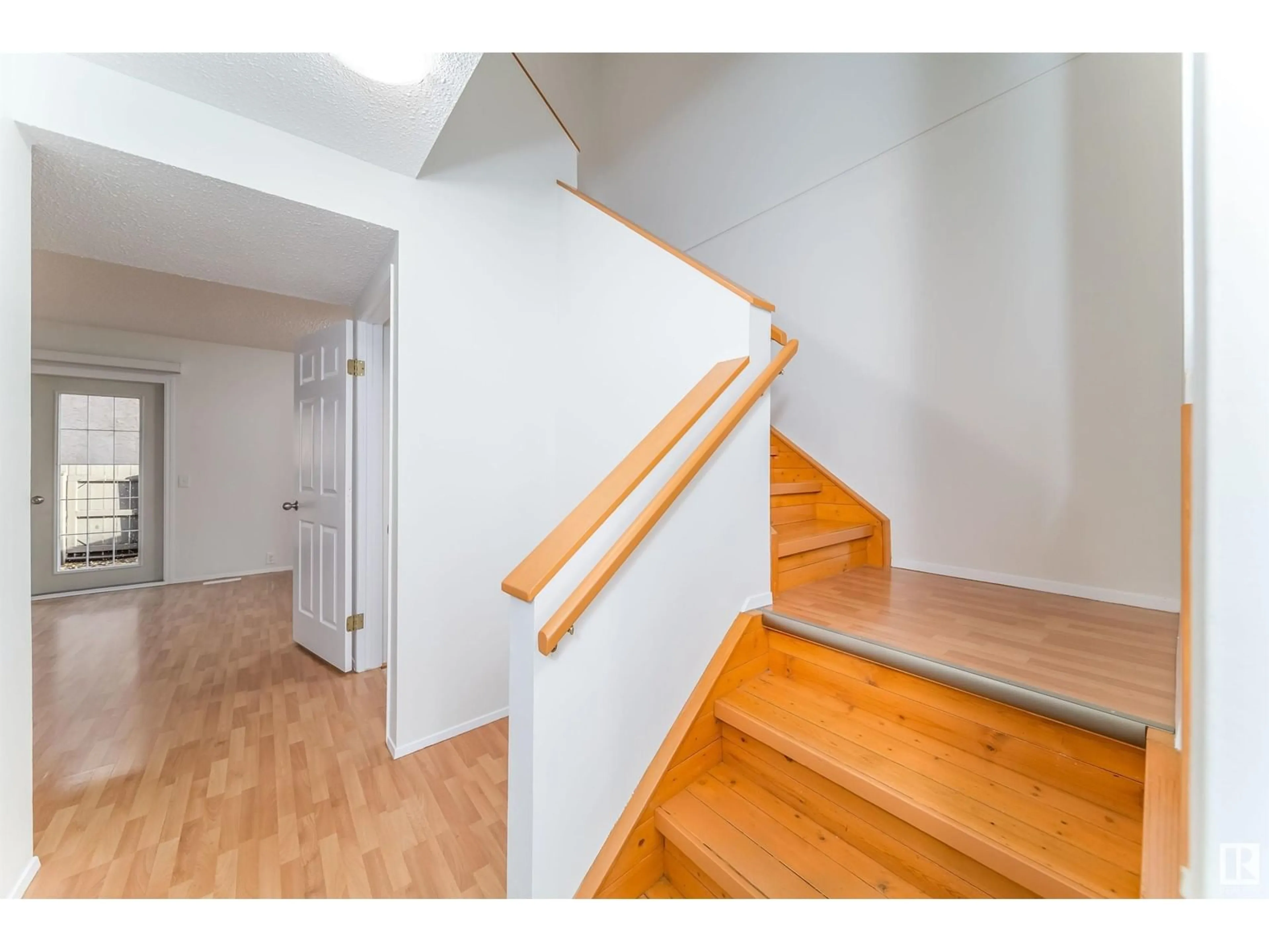 Stairs for 1640 37 ST NW, Edmonton Alberta T6L2R7