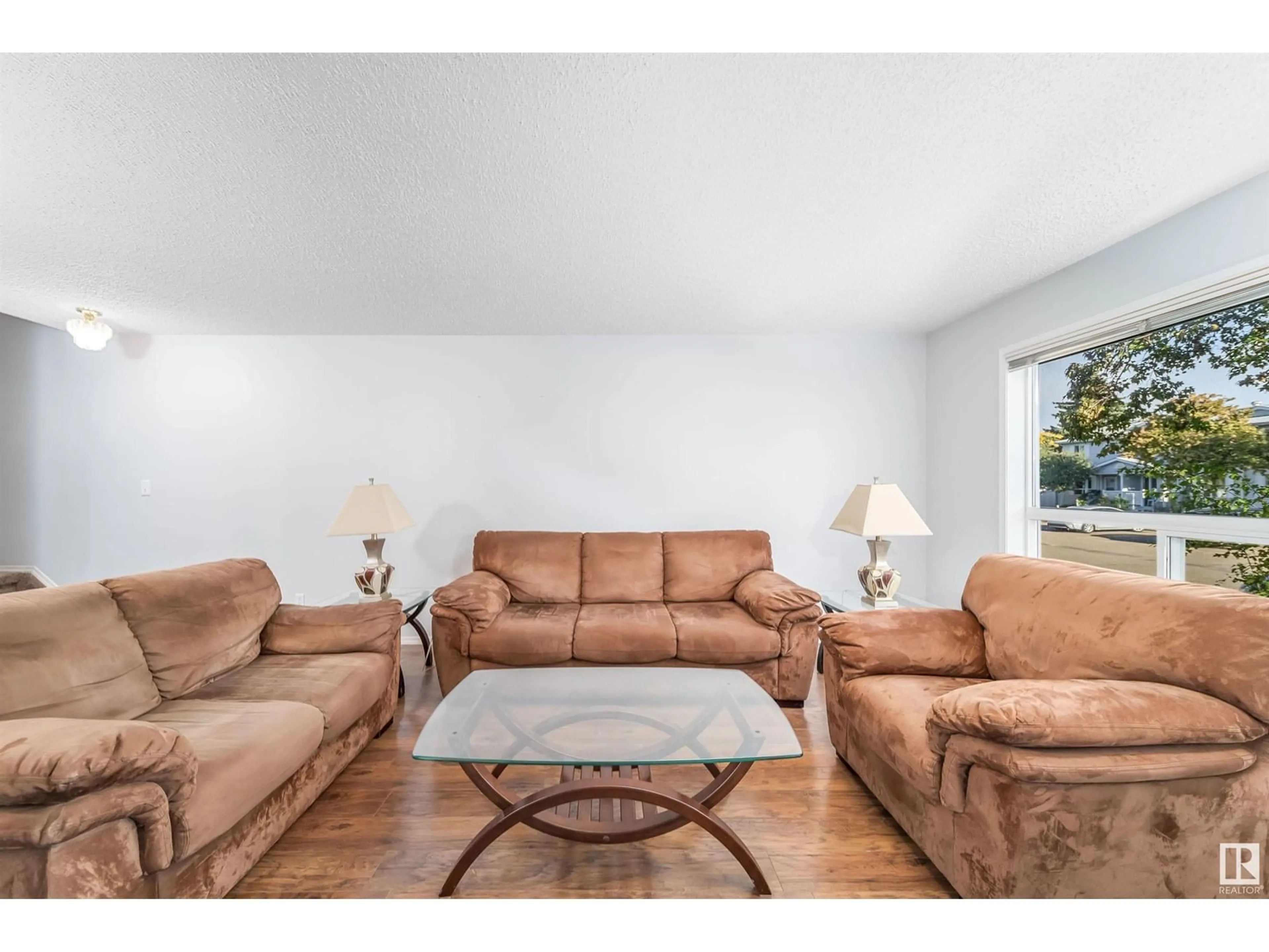 Living room for 1540 MILL WOODS E NW, Edmonton Alberta T6L6V5