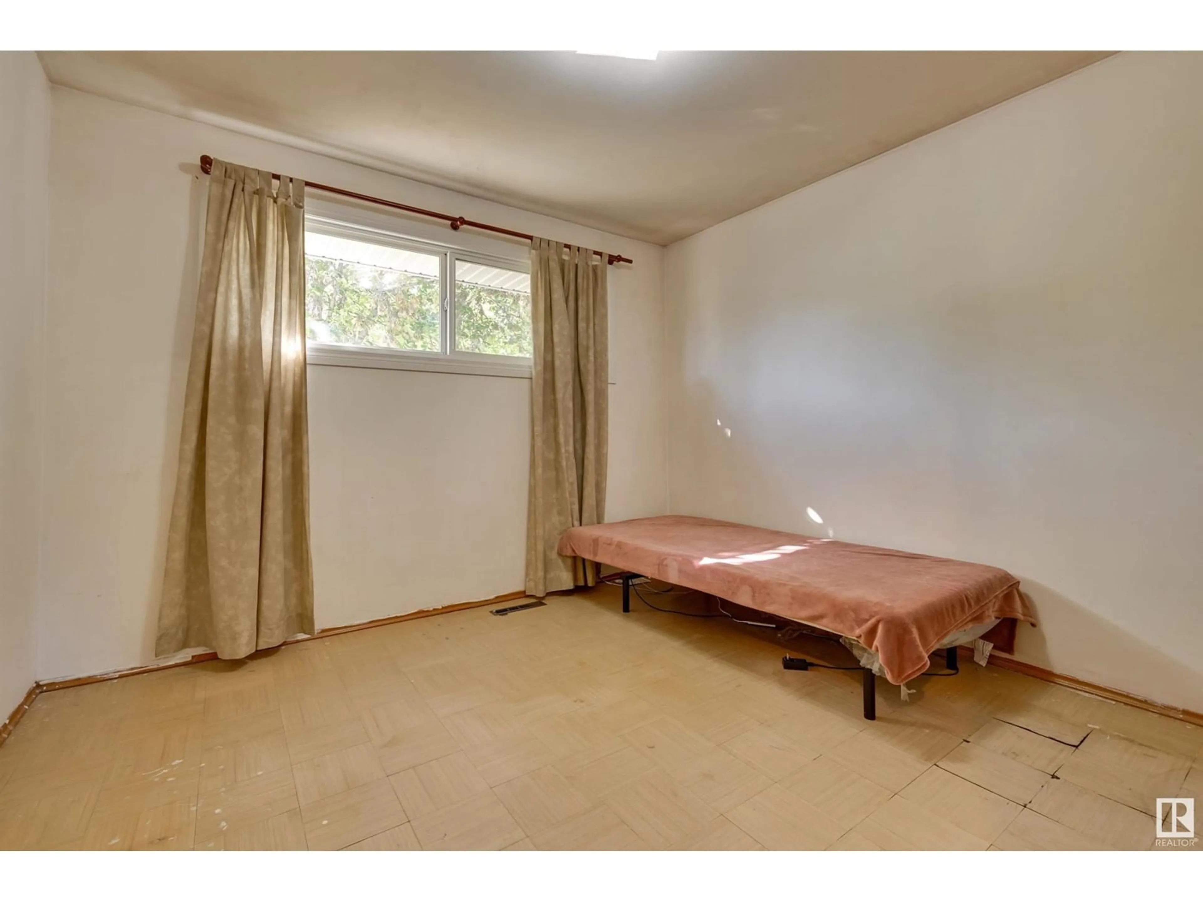 A pic of a room for 10522 163 ST NW, Edmonton Alberta T5P3P1