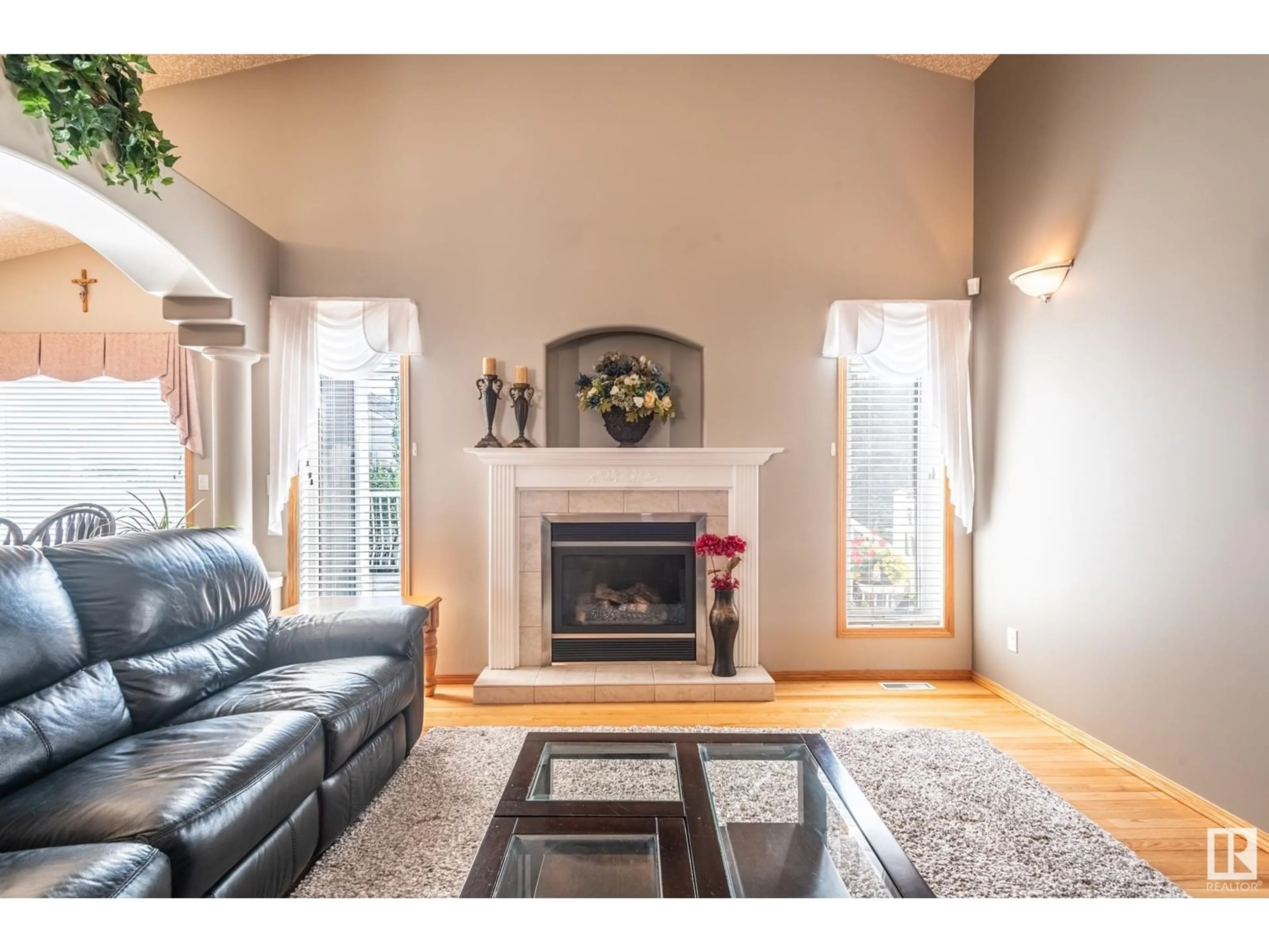 Living room for 15723 93 ST NW, Edmonton Alberta T5Z3T5