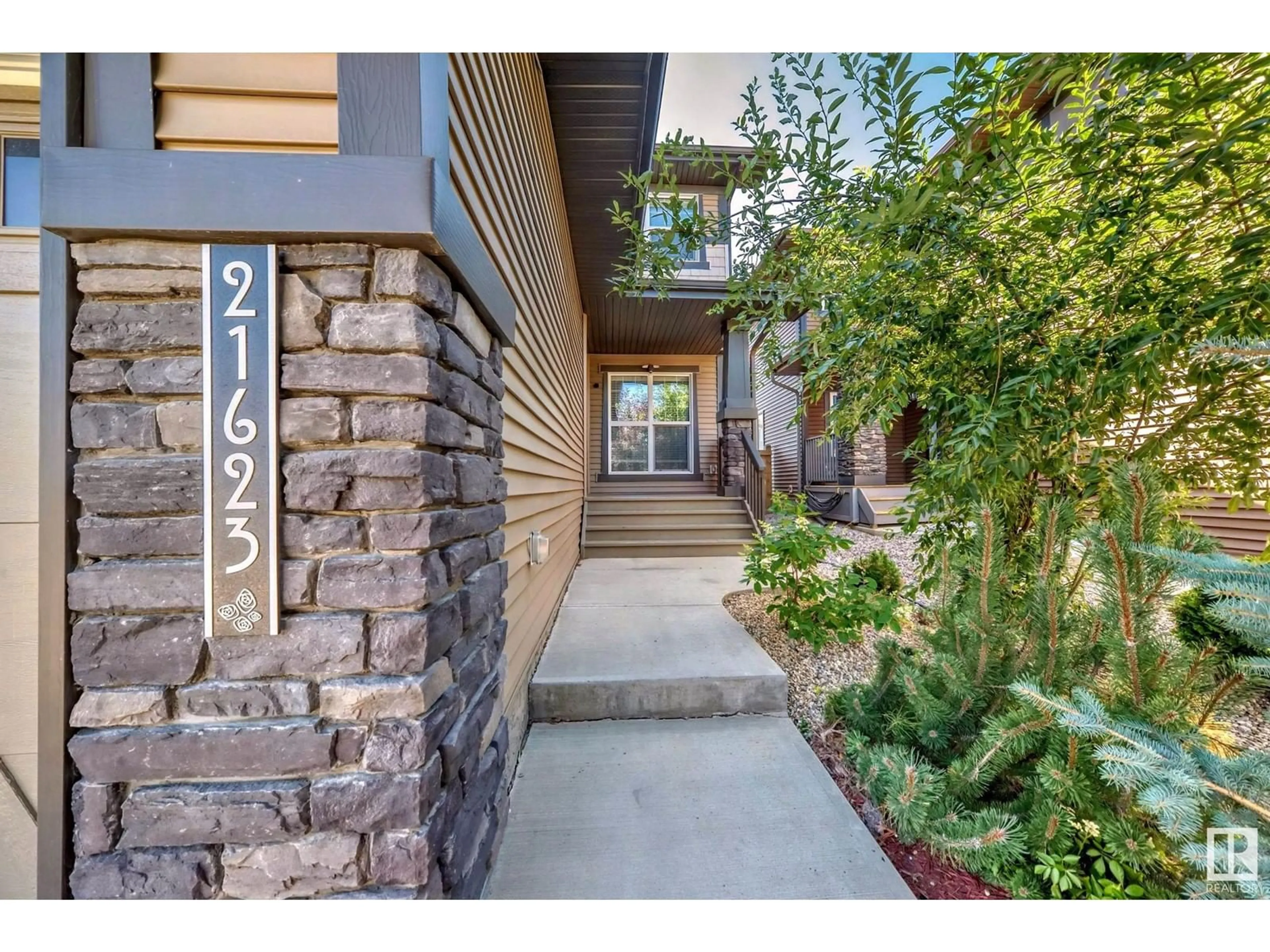 Indoor entryway, wood floors for 21623 86 AV NW, Edmonton Alberta T5T4R5