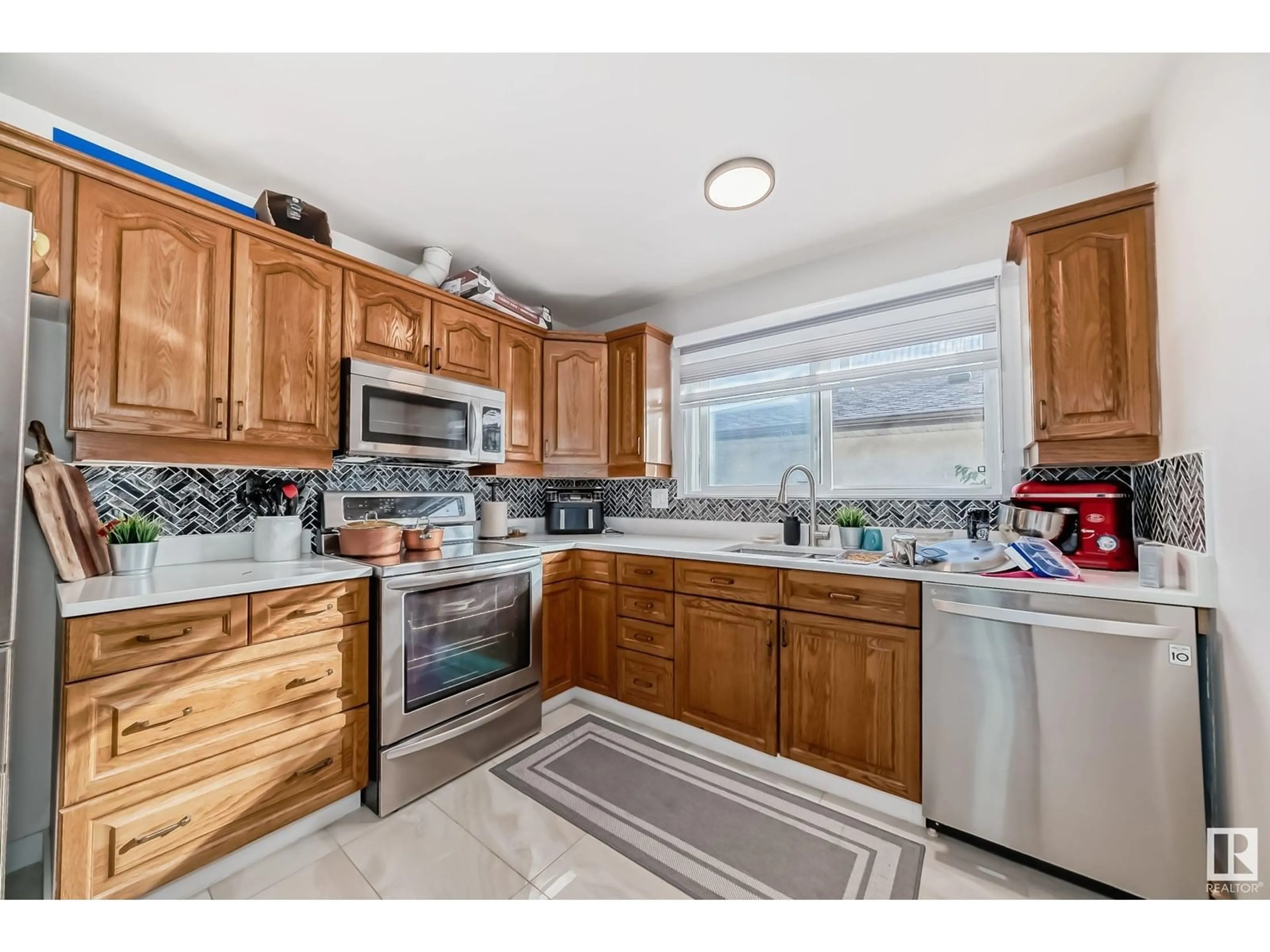 Standard kitchen, wood floors, cottage for 6911 142 AV NW, Edmonton Alberta T5C2P1