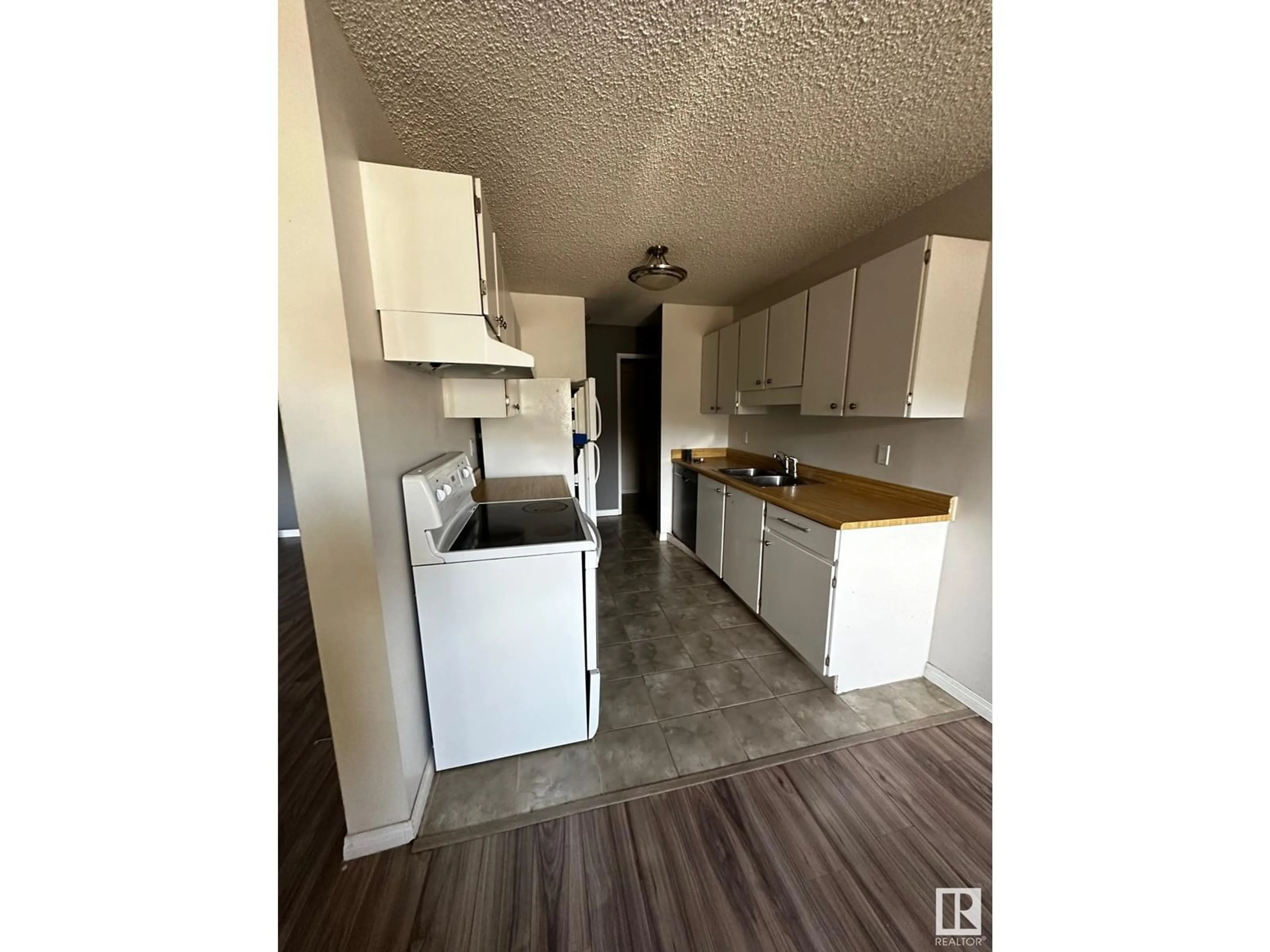 Standard kitchen for #102 10829 117 ST NW, Edmonton Alberta T5H3N4