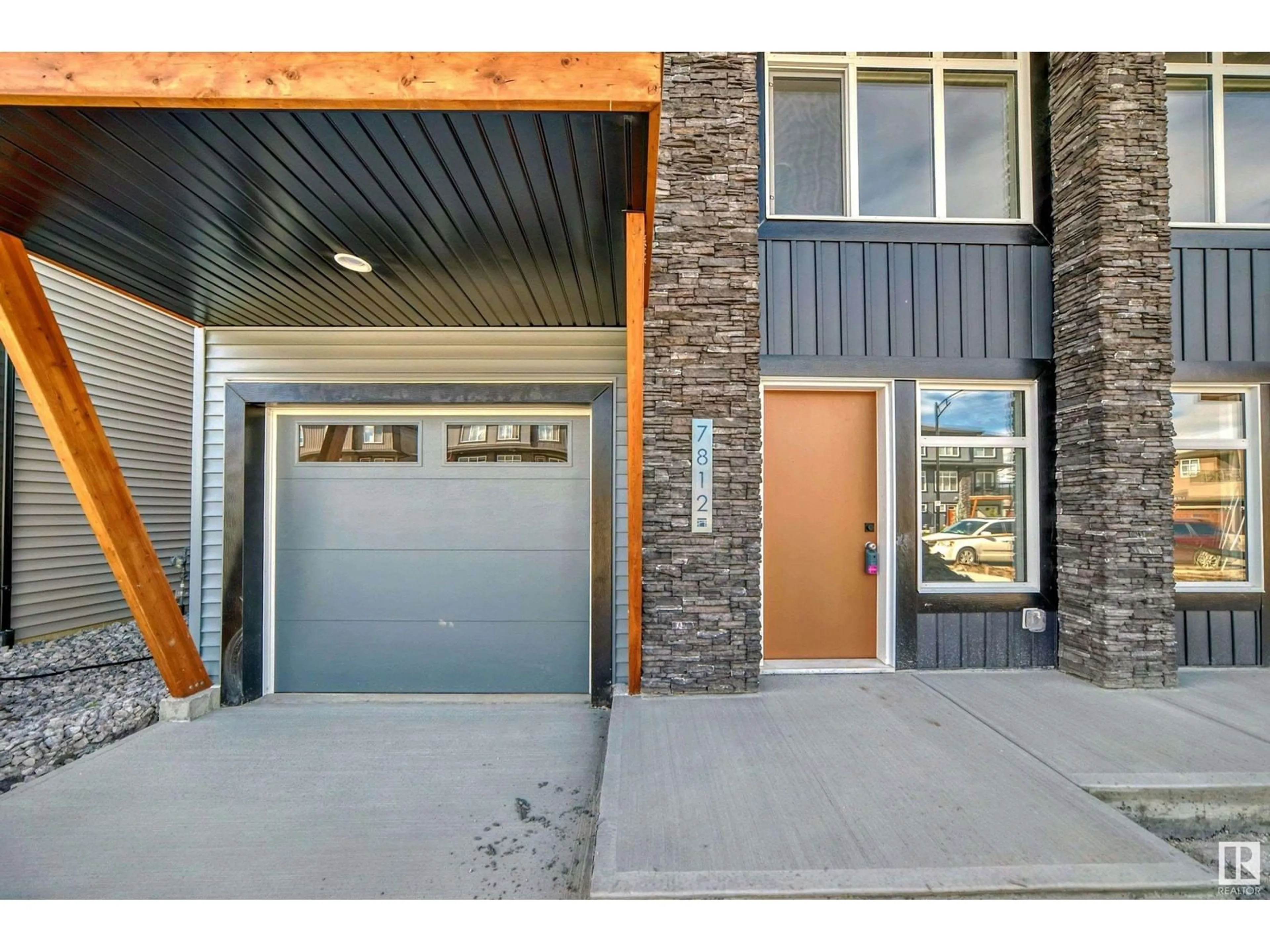 Indoor entryway for 7804 KORULUK LI SW, Edmonton Alberta T6W4V1