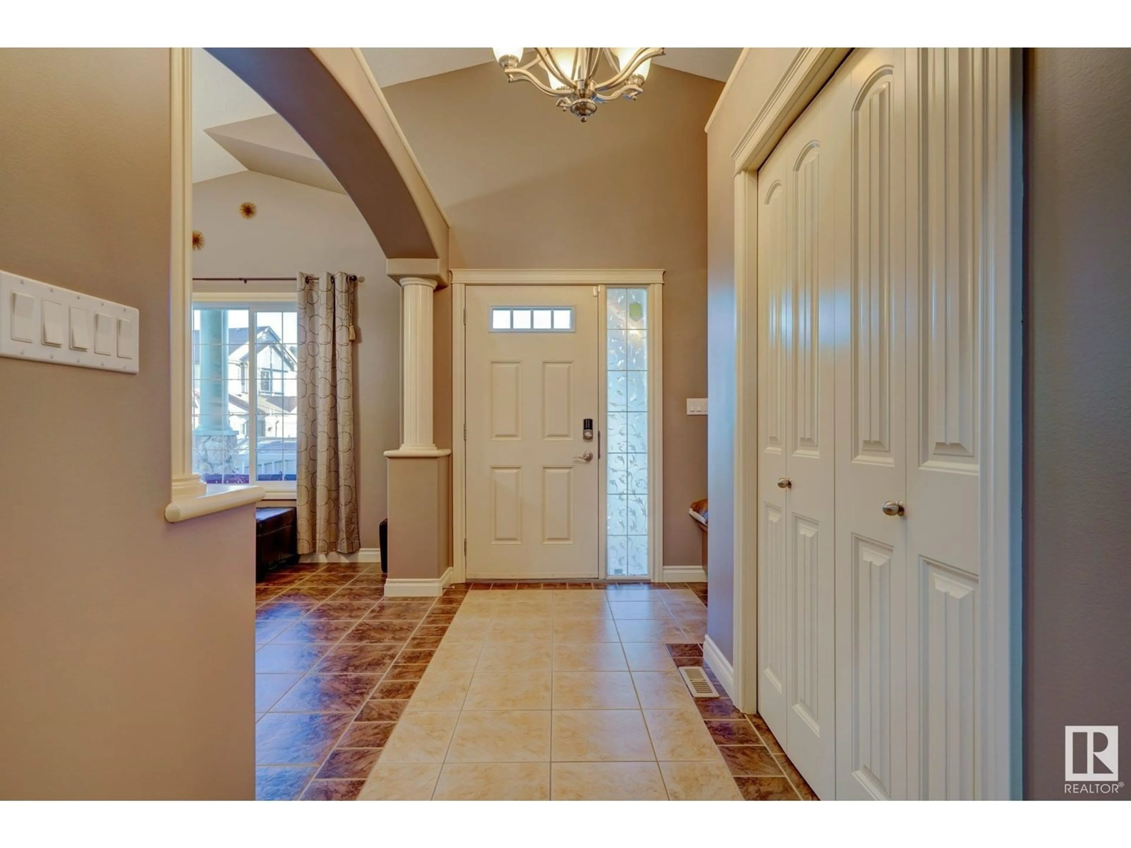 Indoor entryway, wood floors for 20204 130 AV NW, Edmonton Alberta T5S0E8