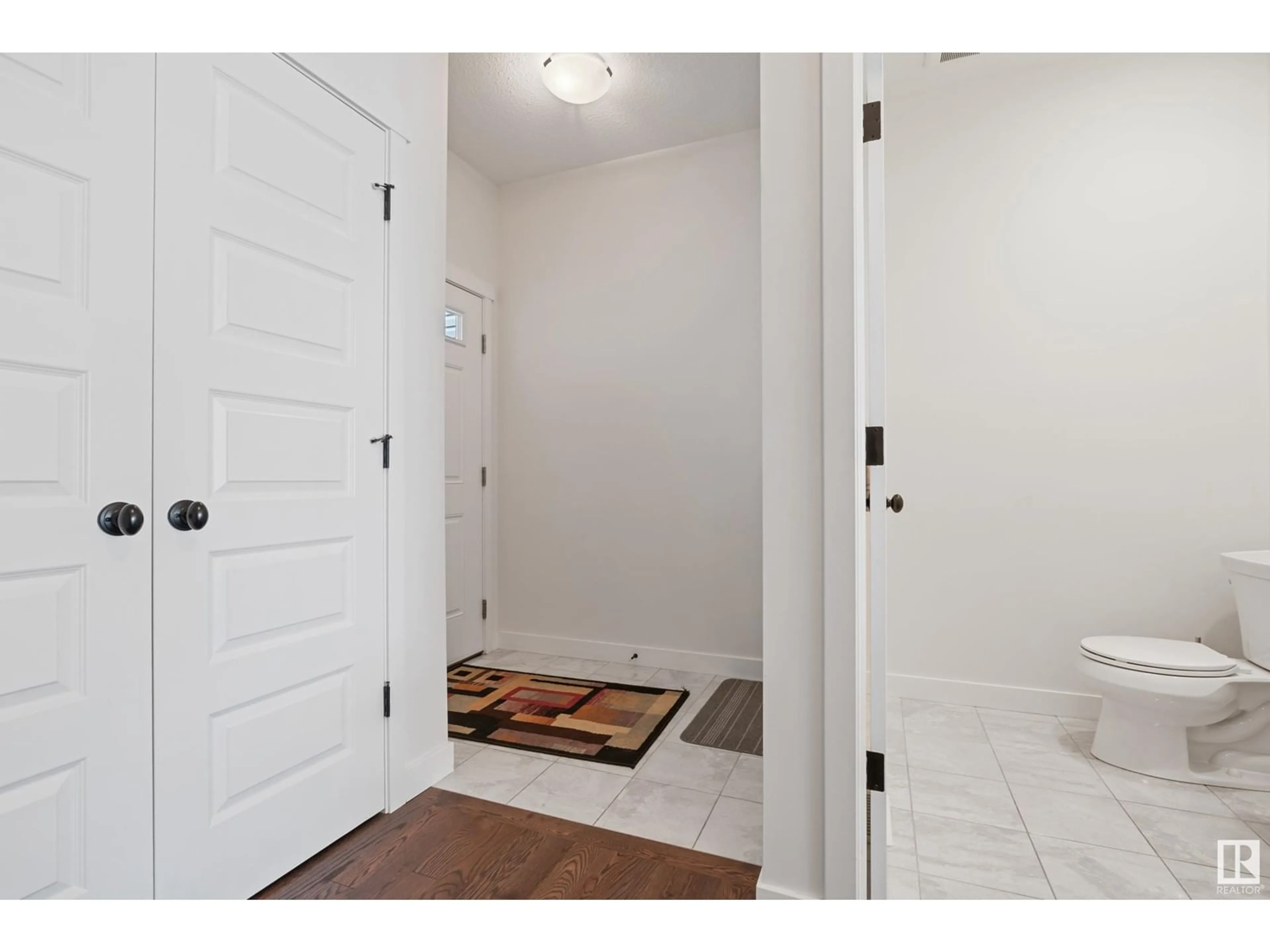 Indoor entryway, wood floors for 20731 99 AV NW, Edmonton Alberta T5T7G3