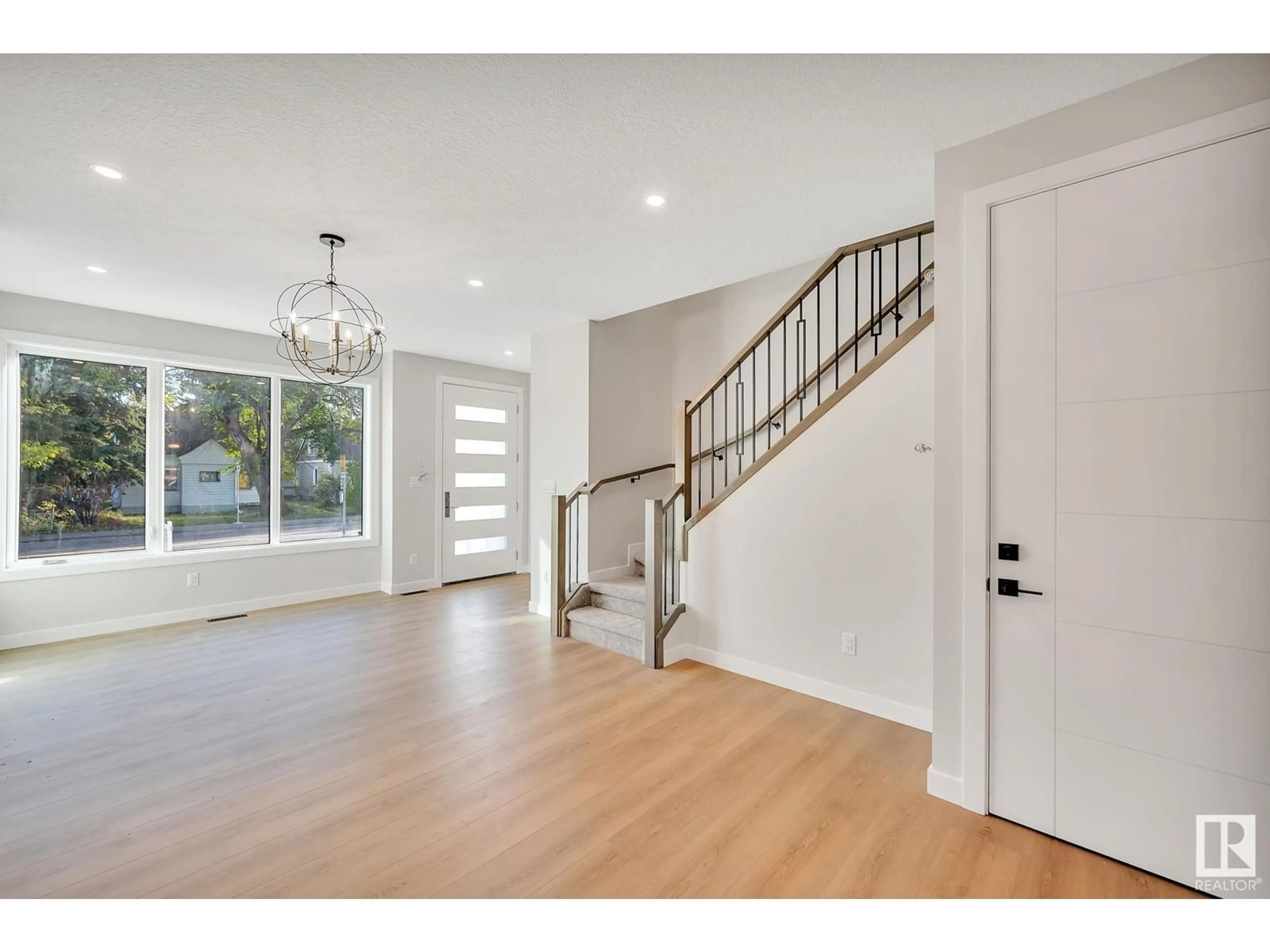 Indoor entryway, wood floors for 9654 76 AV NW, Edmonton Alberta T6C0K3