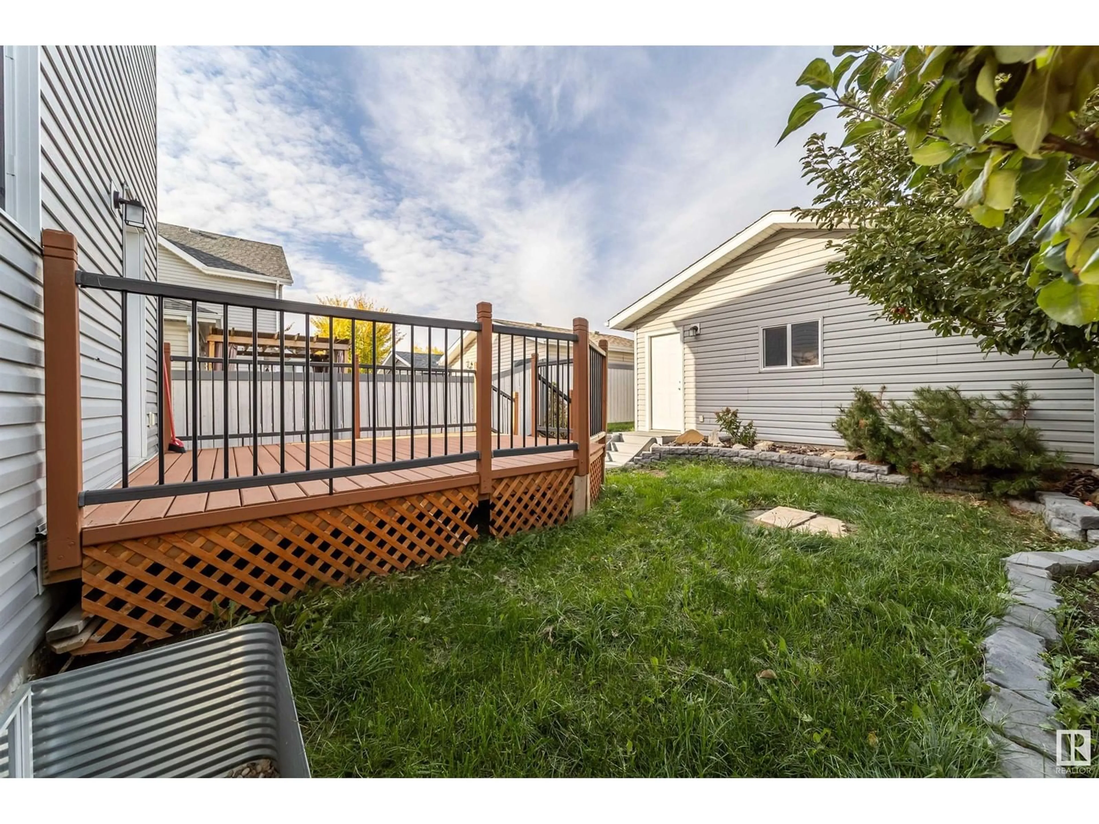 Fenced yard for 1332 74 ST SW, Edmonton Alberta T6X0H1