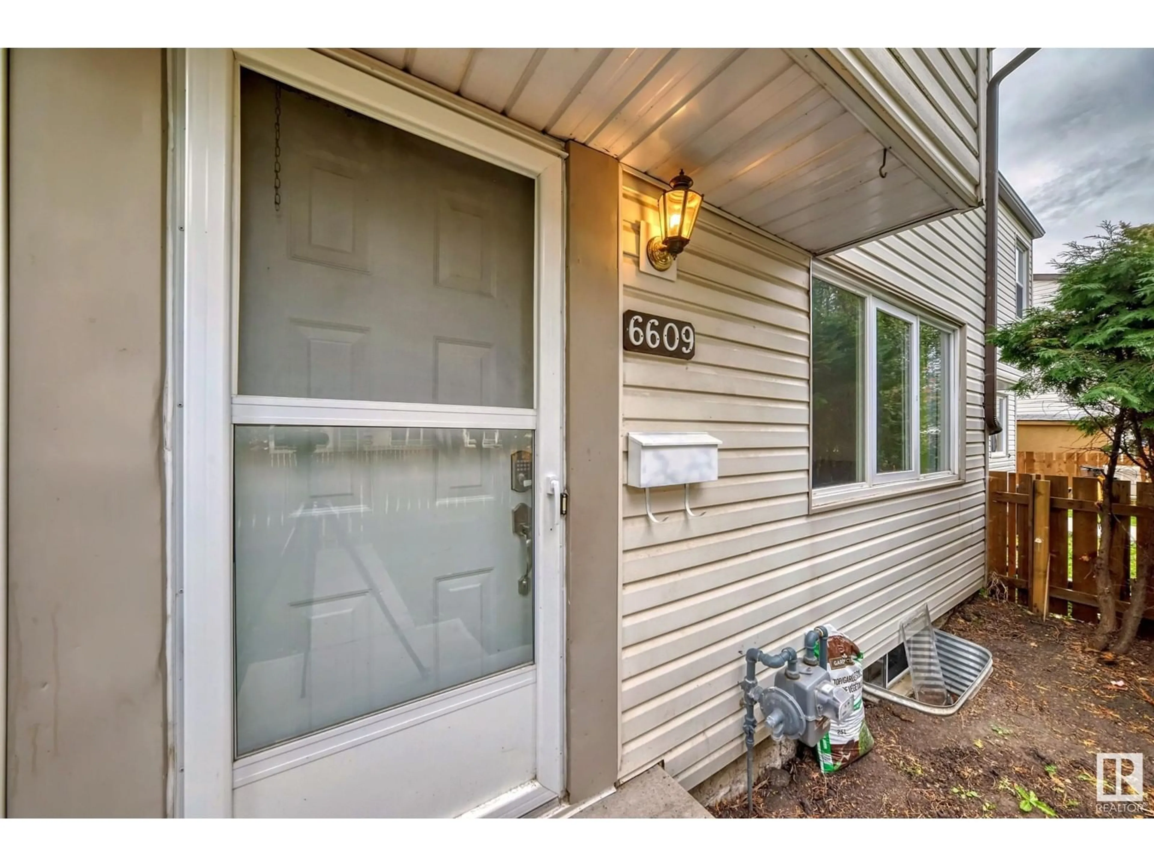 Indoor entryway for 6609 180 ST NW, Edmonton Alberta T5T2A2