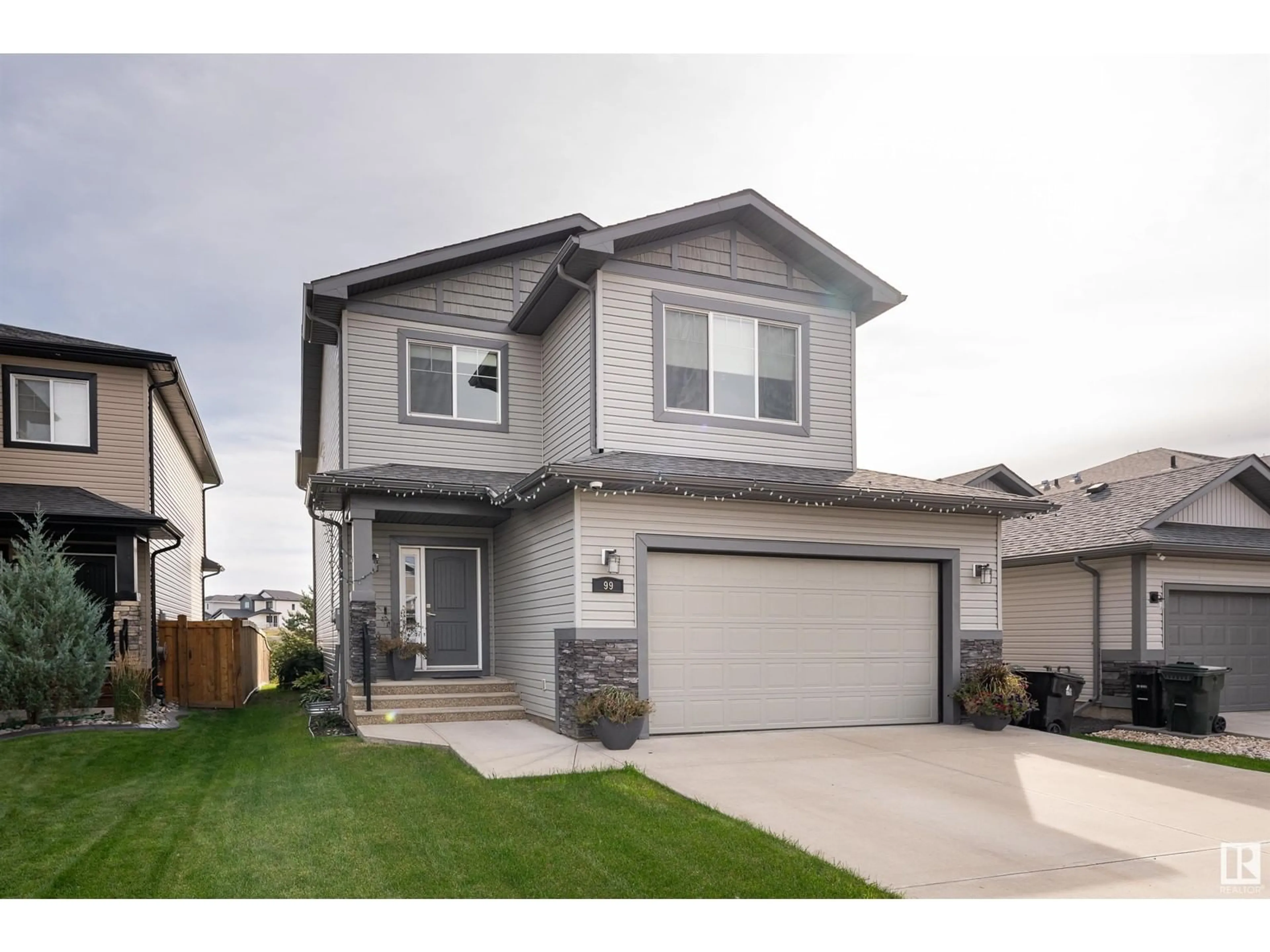 Frontside or backside of a home, the street view for 99 HILLDOWNS DR, Spruce Grove Alberta T7X0J1