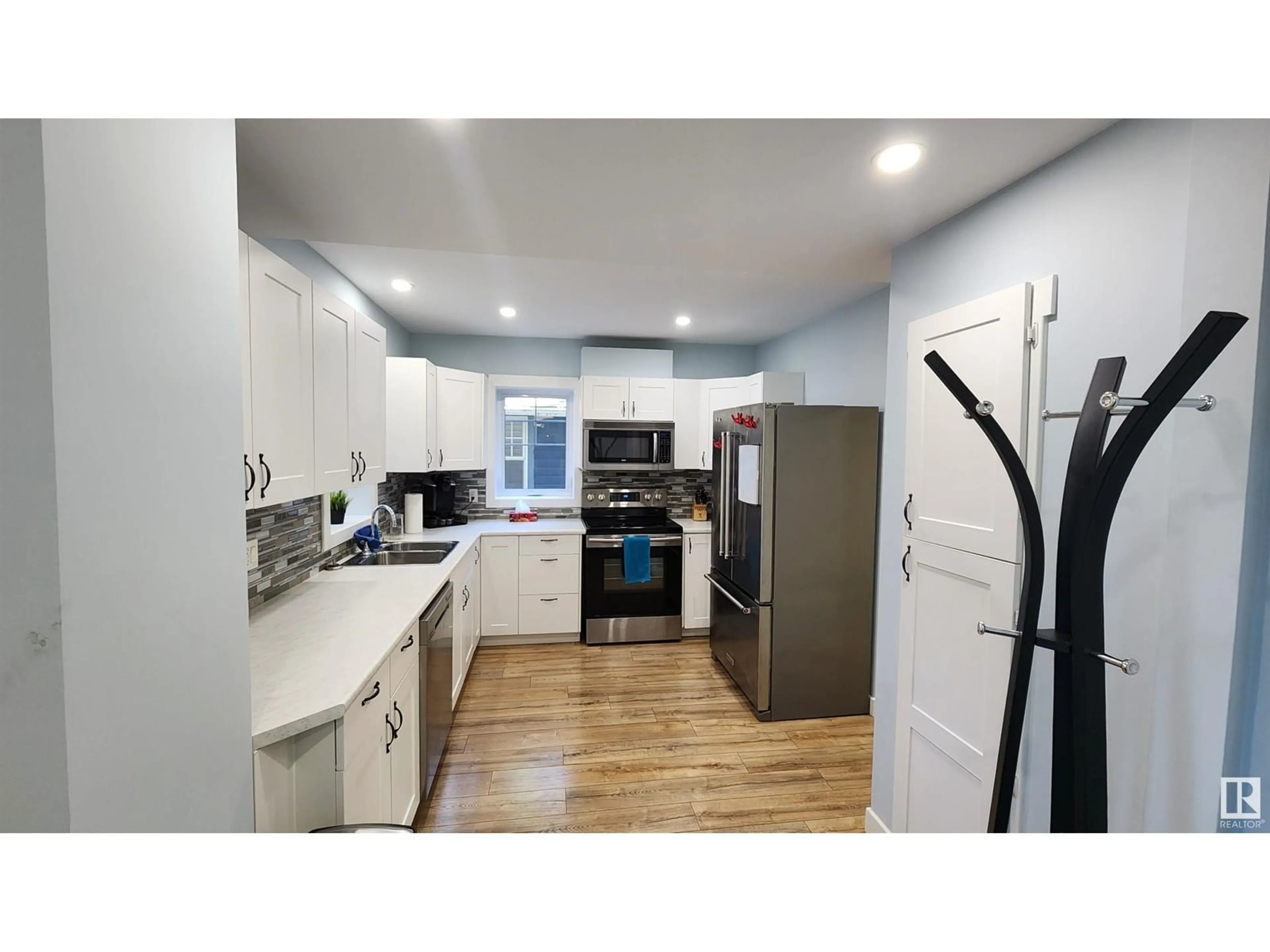 Standard kitchen, wood/laminate floor for 8612 104 ST, Edmonton Alberta T6E4G5