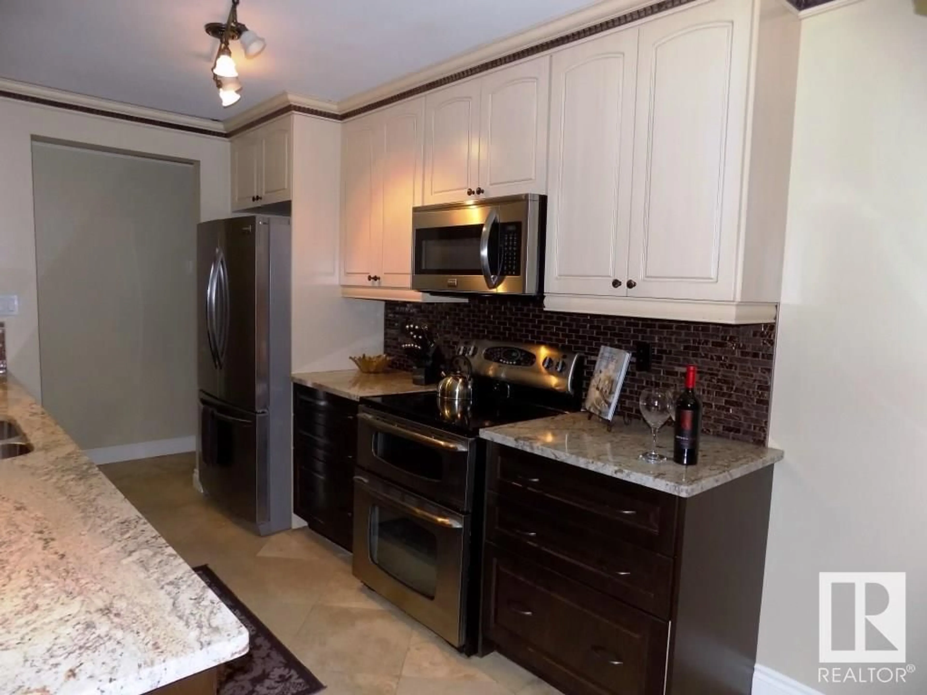 Standard kitchen, wood floors, cottage for #209 10735 81 AV NW, Edmonton Alberta T6E1Y2