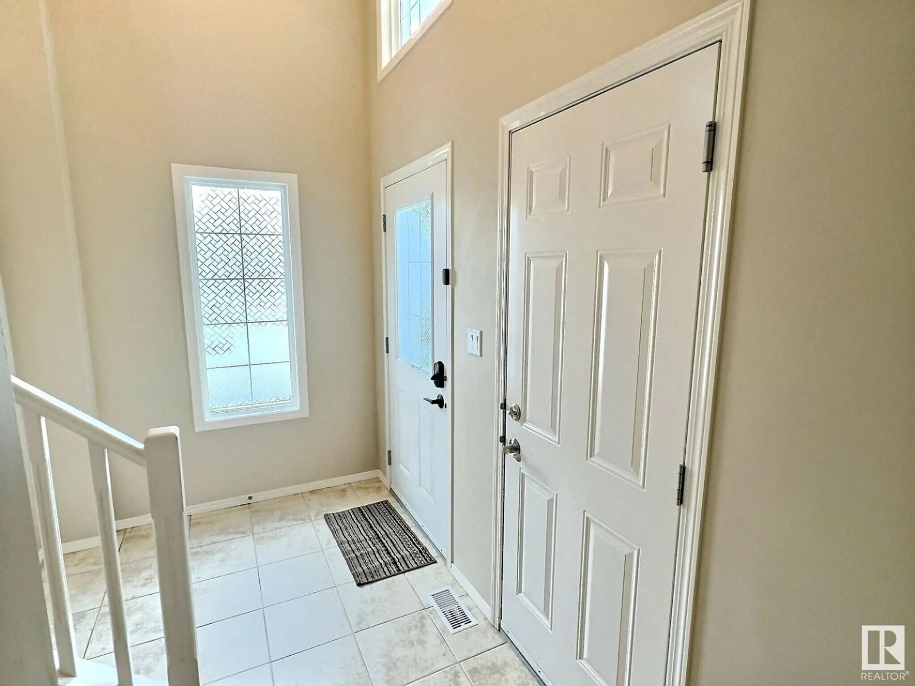 Indoor entryway for 1517 McMillian PL SW, Edmonton Alberta T6W1V6